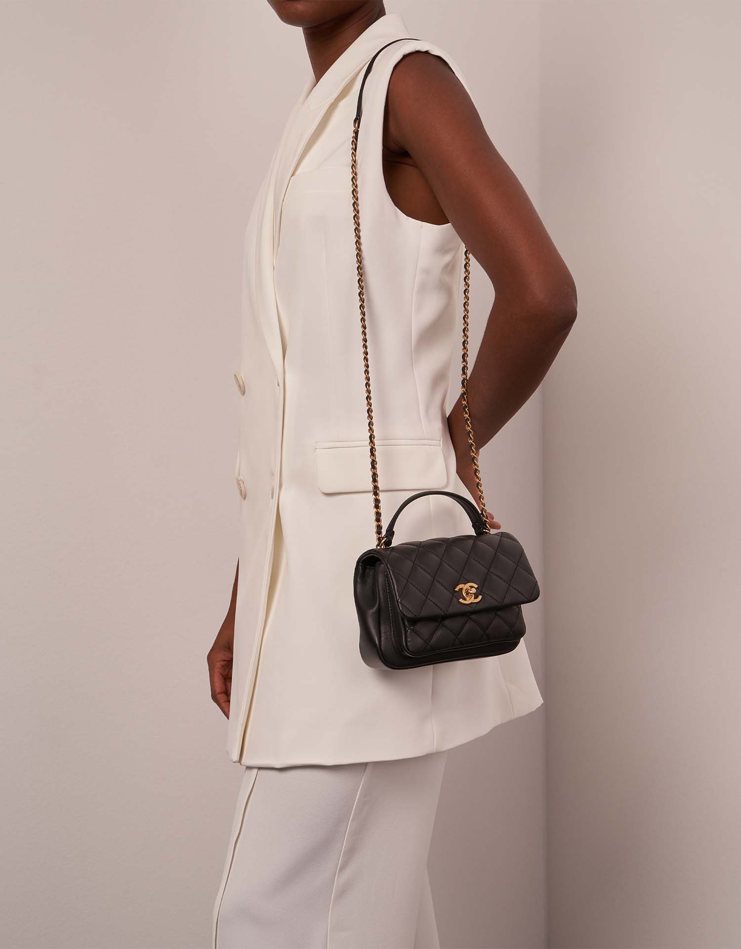 Chanel TimelessHandle Small Black Sizes Worn | Verkaufen Sie Ihre Designer-Tasche auf Saclab.com