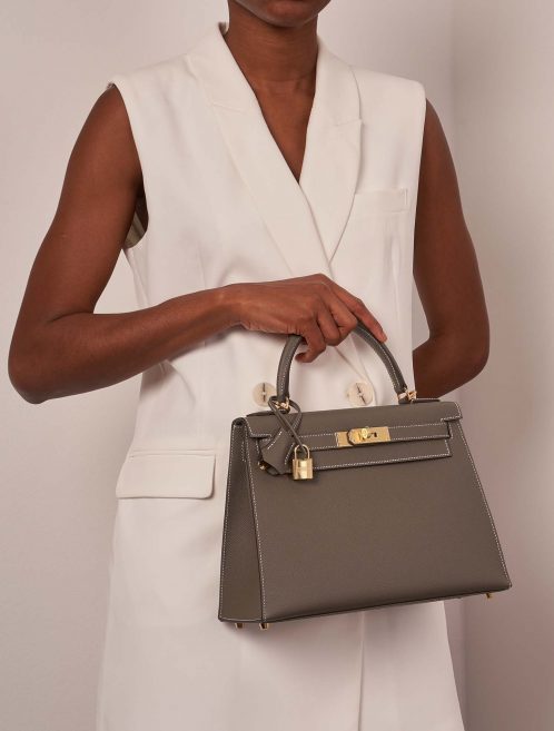 Hermès Kelly 28 Etoupe Sizes Worn | Sell your designer bag on Saclab.com