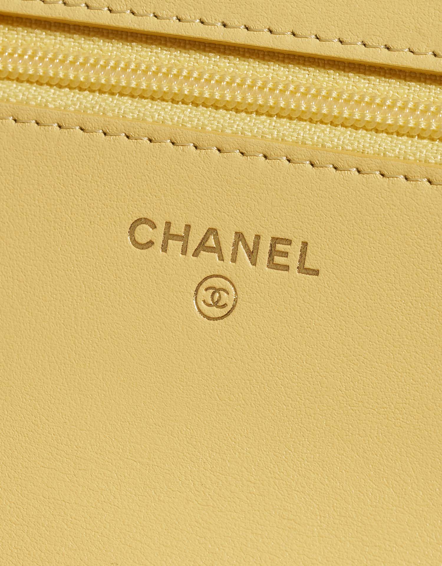 Chanel 19 WOC Logo Jaune-Beige | Vendez votre sac de créateur sur Saclab.com