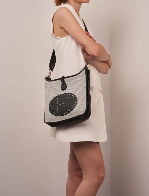 Hermès Evelyne 29 Schwarz-Ecru Größen Getragen | Verkaufen Sie Ihre Designer-Tasche auf Saclab.com