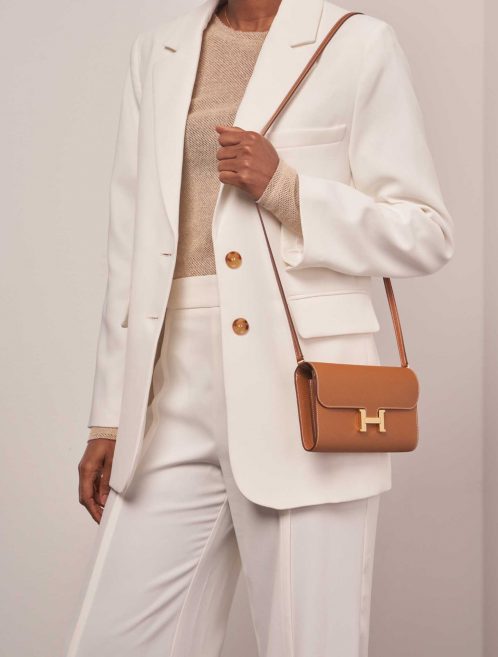 Hermès Constance ToGo Gold Größen Getragen | Verkaufen Sie Ihre Designer-Tasche auf Saclab.com