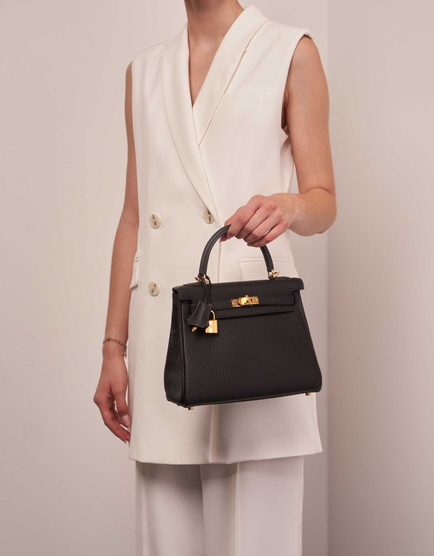 Hermès Kelly 25 Black Sizes Worn | Sell your designer bag on Saclab.com