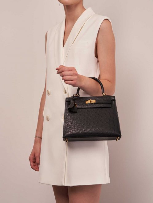 Hermès Kelly 25 Black Sizes Worn | Sell your designer bag on Saclab.com