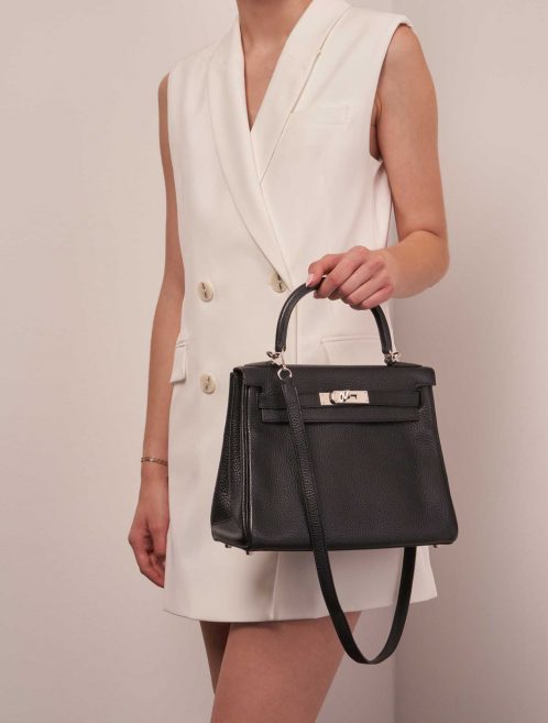 Hermès Kelly 28 Noir Tailles Porté | Vendez votre sac de créateur sur Saclab.com