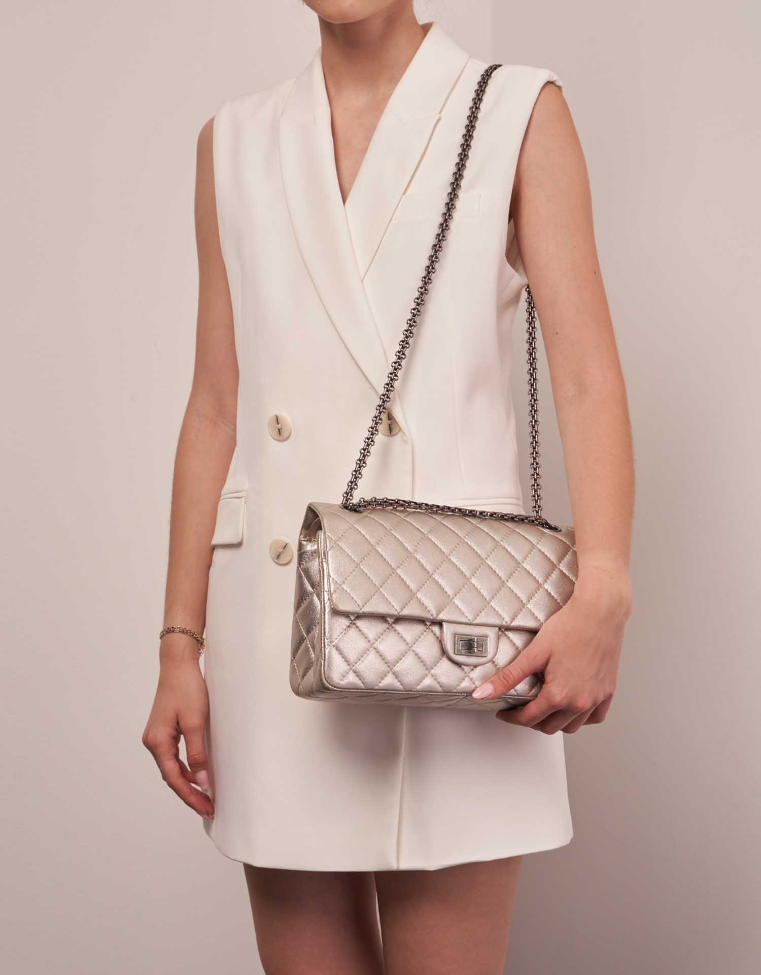 Chanel 255Reissue 226 ShinyChampagne Größen Getragen | Verkaufen Sie Ihre Designer-Tasche auf Saclab.com