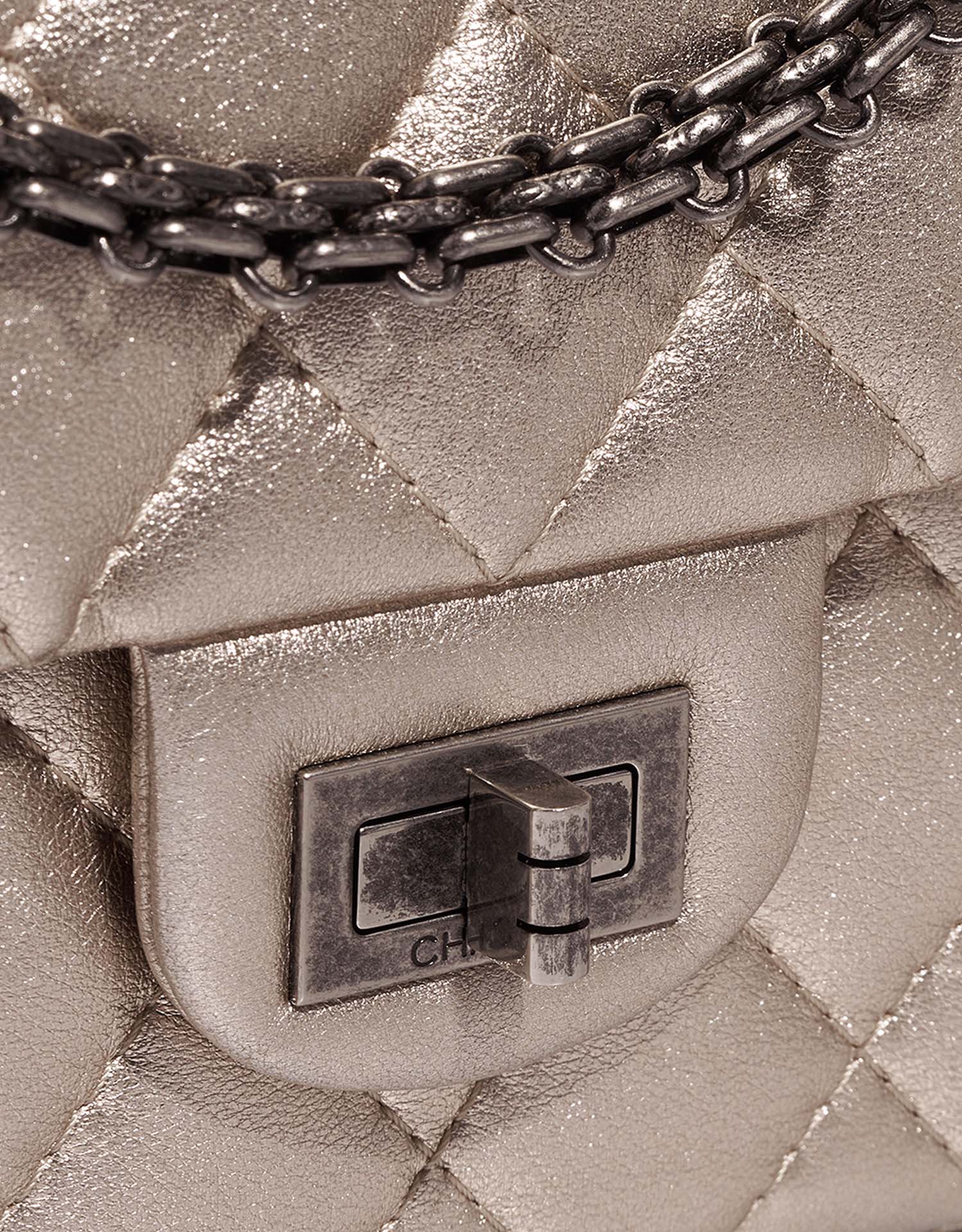 Chanel 255Reissue 226 ShinyChampagne Verschluss-System | Verkaufen Sie Ihre Designer-Tasche auf Saclab.com