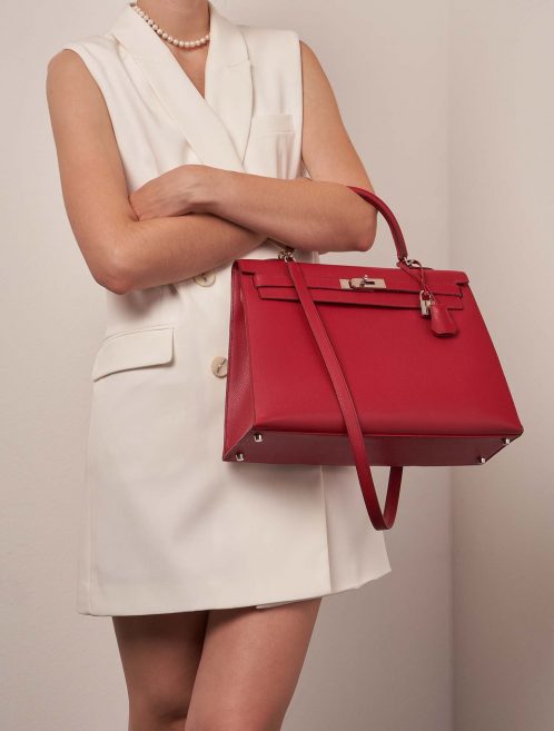 Hermès Kelly 35 RougeCasaque Tailles Porté | Vendez votre sac de créateur sur Saclab.com