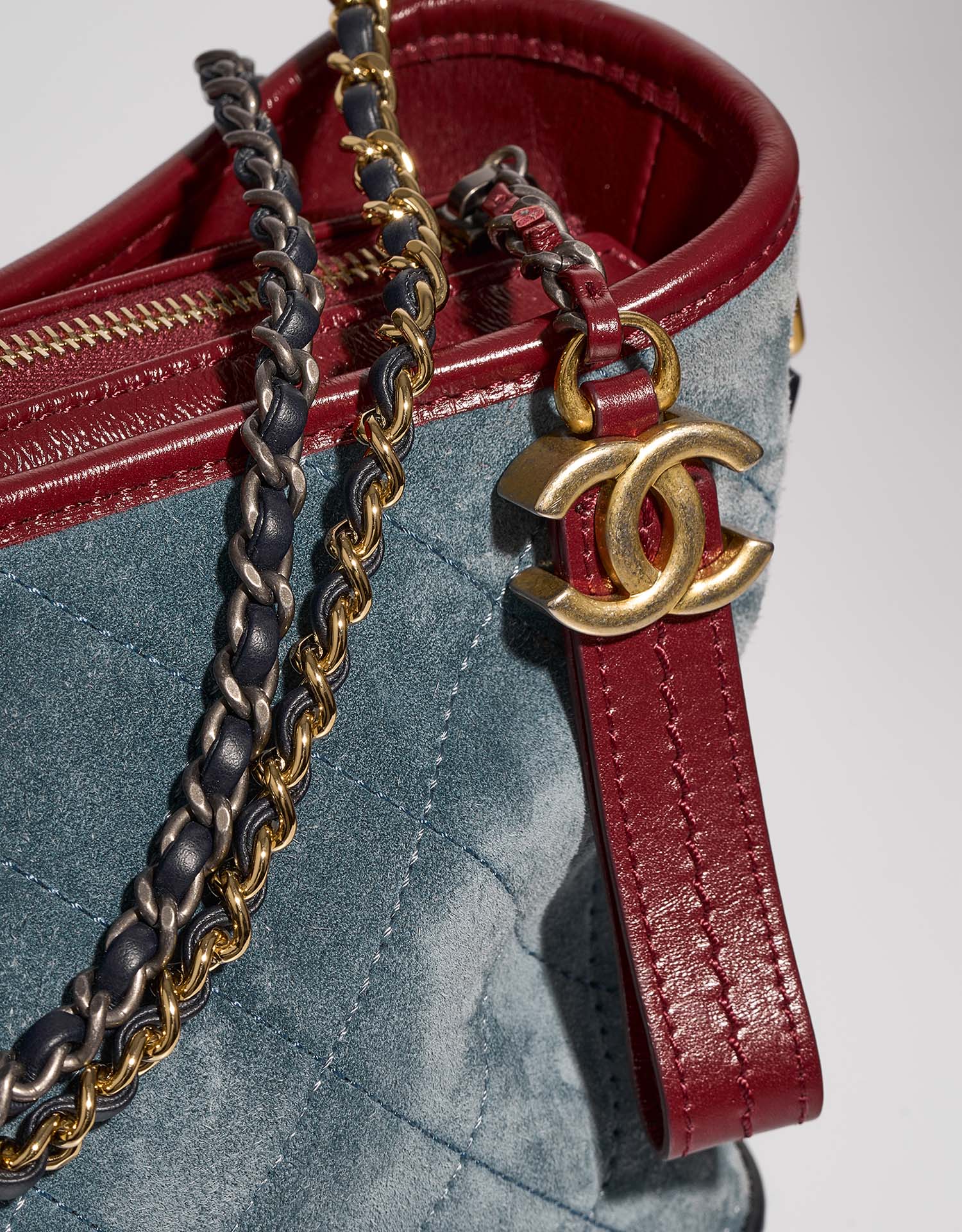 Chanel Gabrielle Medium Blau-Navy-Rot Verschluss-System | Verkaufen Sie Ihre Designer-Tasche auf Saclab.com