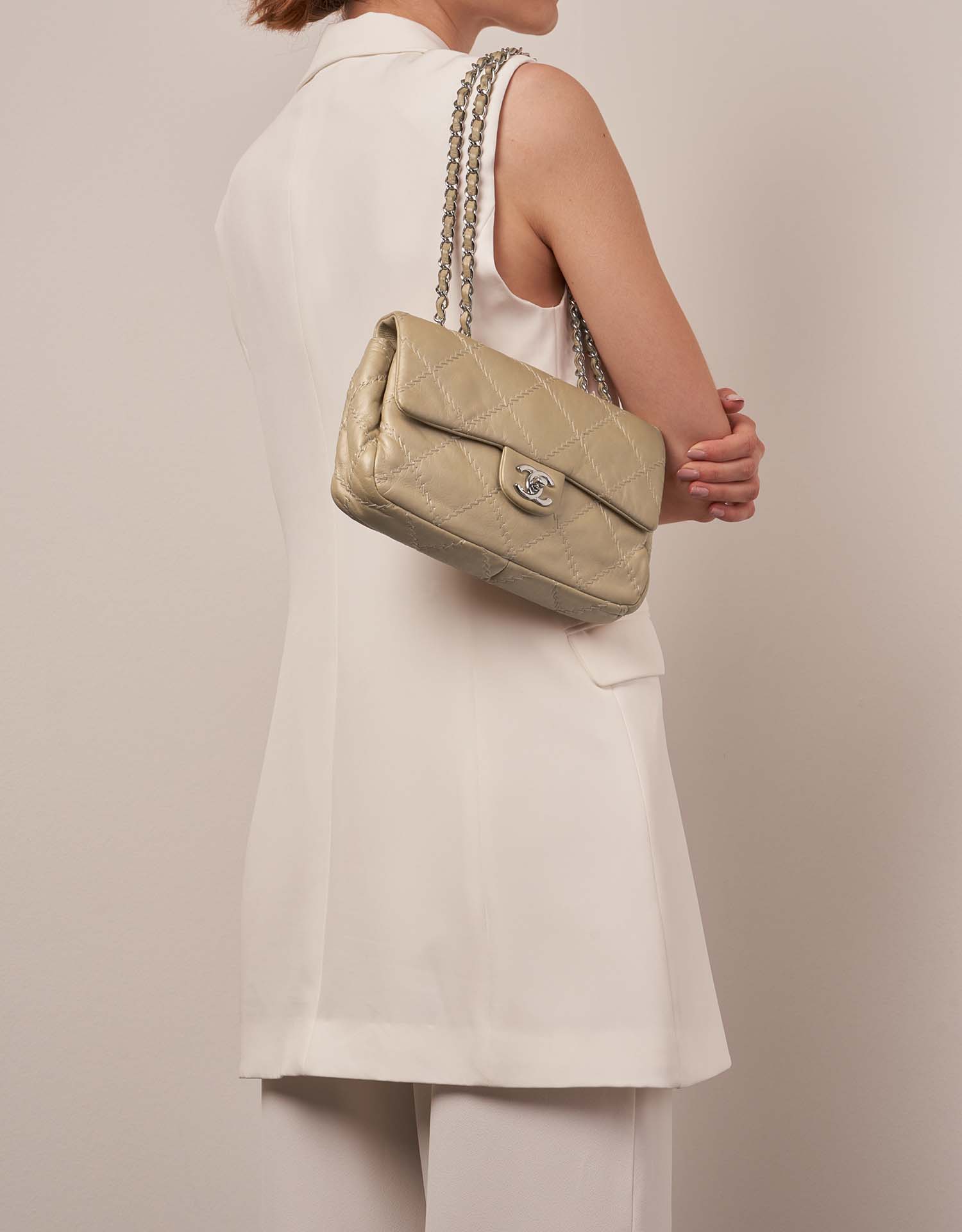 Chanel Classique Medium Beige Tailles Porté | Vendez votre sac de créateur sur Saclab.com