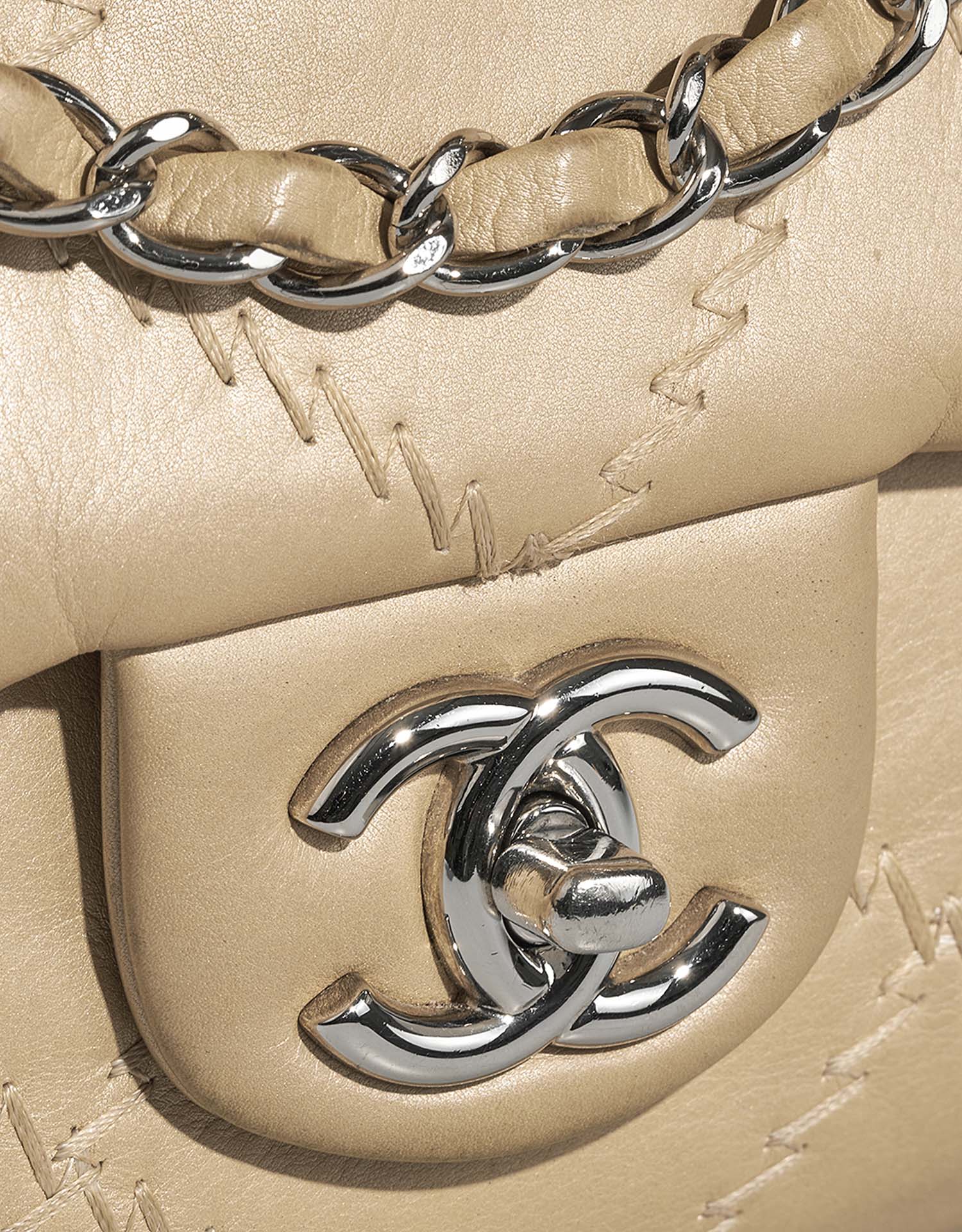 Chanel Timeless Medium Beige Verschluss-System | Verkaufen Sie Ihre Designer-Tasche auf Saclab.com