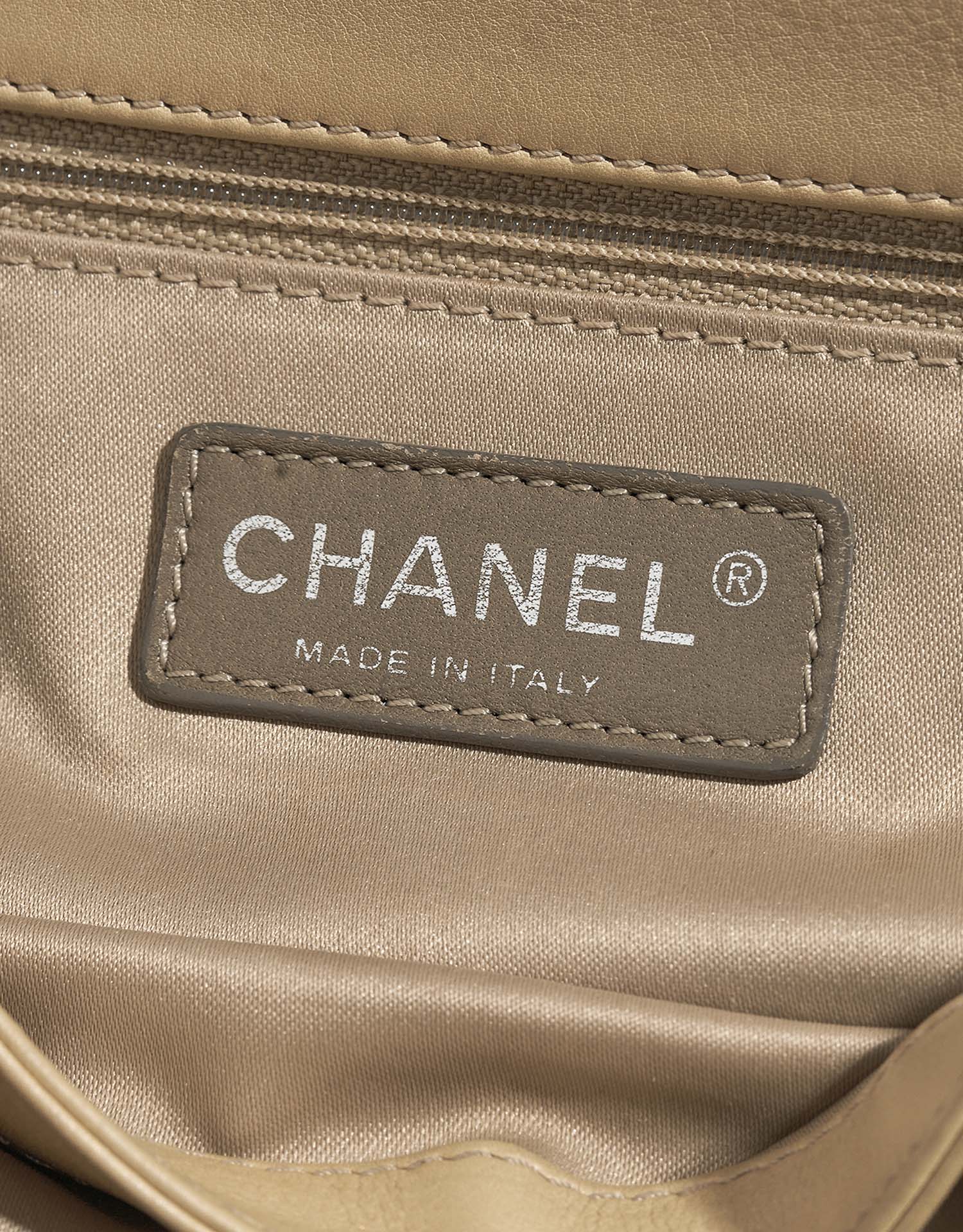Chanel Classique Medium Beige Logo | Vendez votre sac de créateur sur Saclab.com
