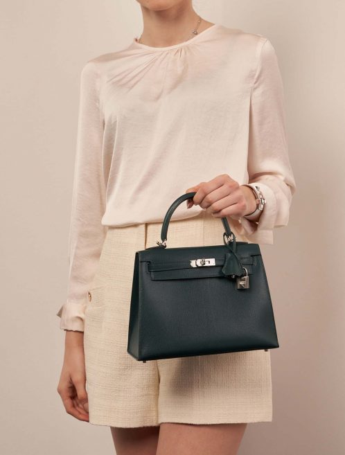 Hermès Kelly 25 VertCypress 1M | Sell your designer bag on Saclab.com