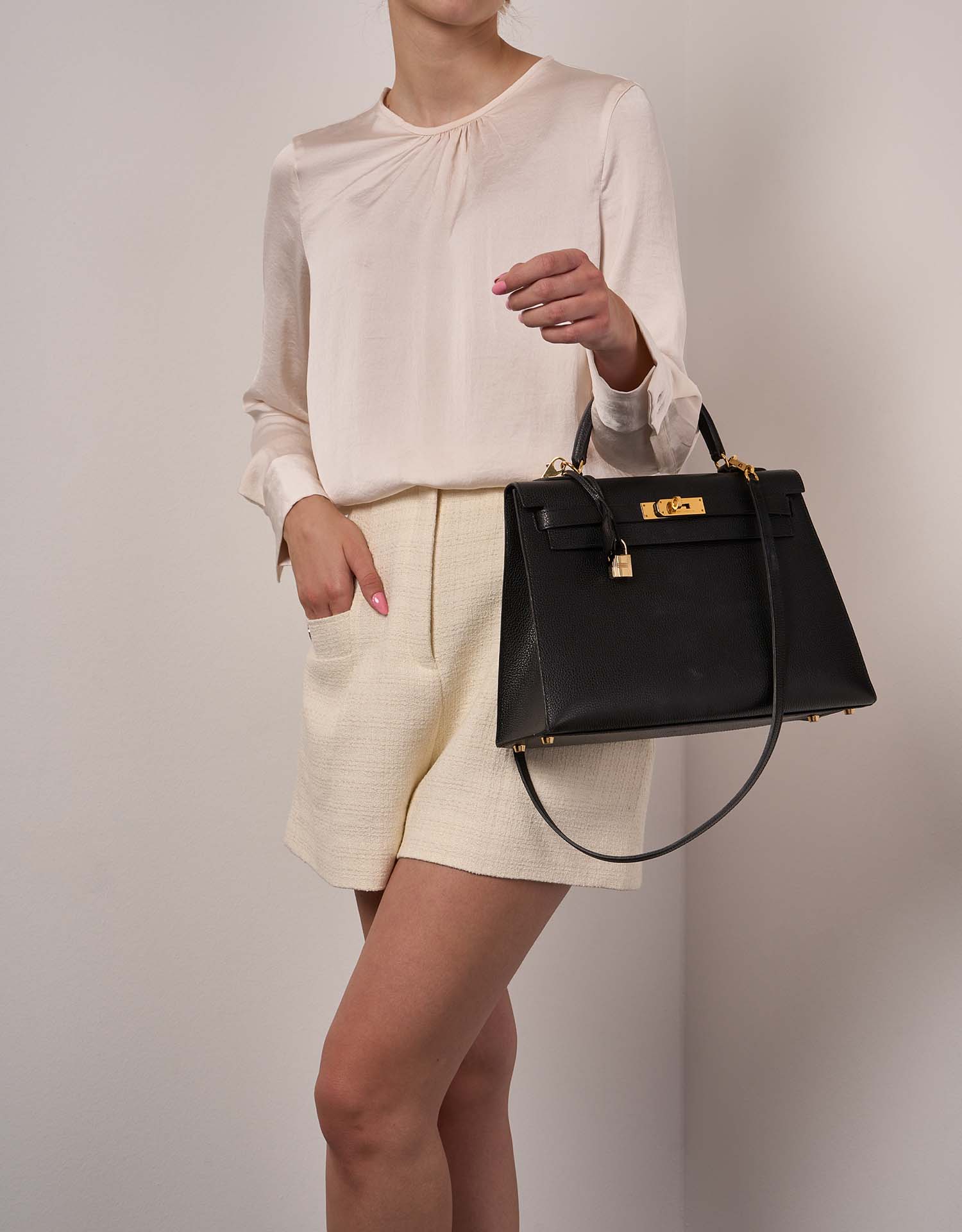 Hermès Kelly 32 Black 2F Sizes Worn | Sell your designer bag on Saclab.com