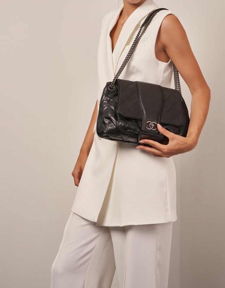 Chanel FlapBag Large Black Front | Verkaufen Sie Ihre Designer-Tasche auf Saclab.com