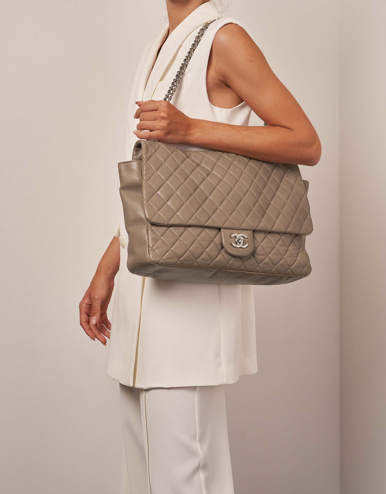Chanel Timeless Maxi Beige Tailles Porté | Vendez votre sac de créateur sur Saclab.com