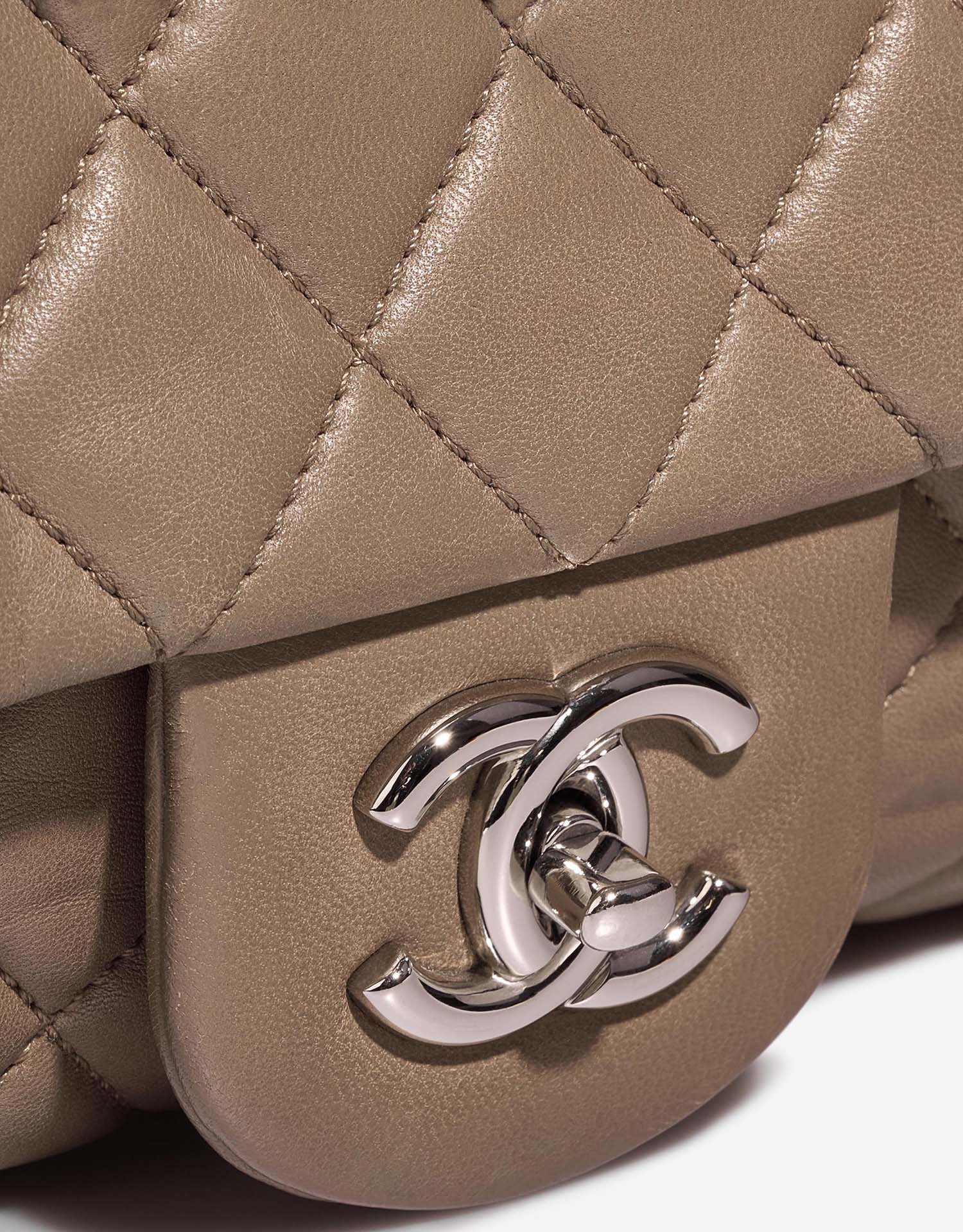 Chanel Timeless Maxi Beige Closing System  | Sell your designer bag on Saclab.com