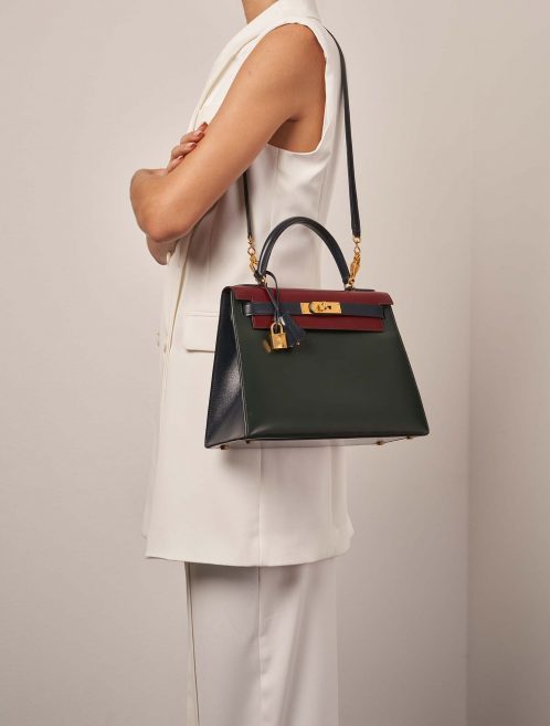 Hermès Kelly 28 VertFonce-RougeH-Indigo Tailles Porté | Vendez votre sac de créateur sur Saclab.com