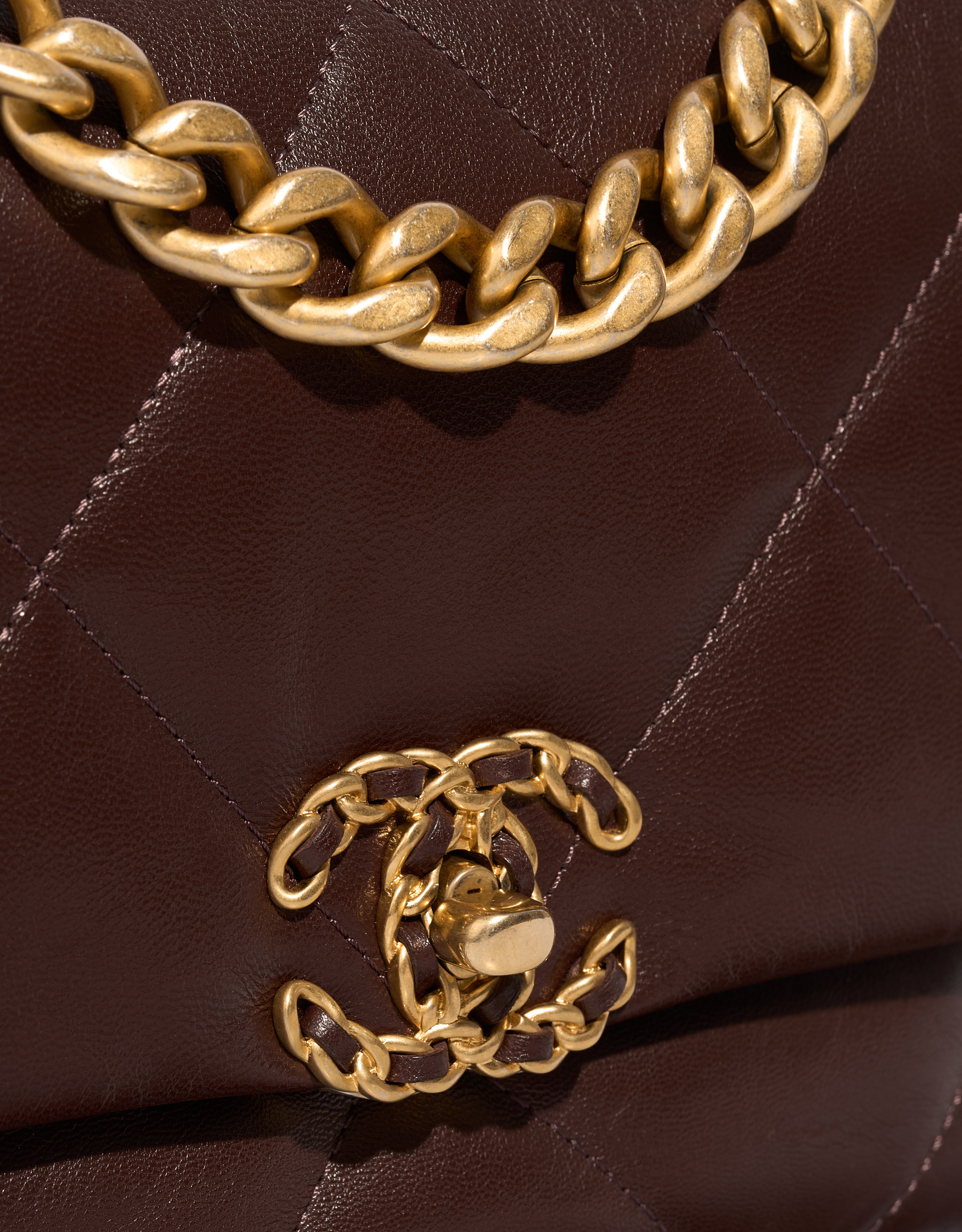 Chanel 19 FlapBag Brown Closing System  | Sell your designer bag on Saclab.com