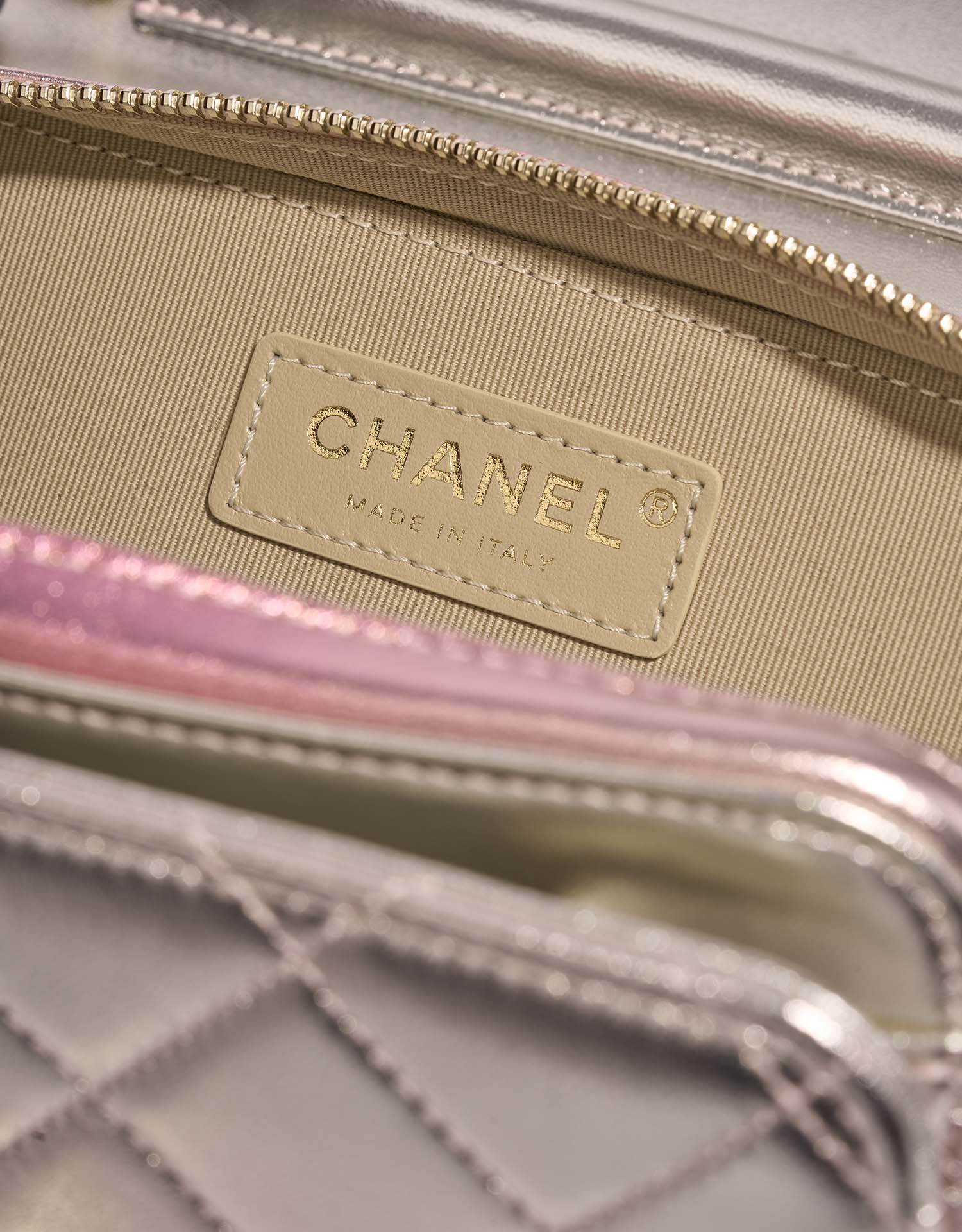 Chanel Timeless SmallFlapBag iridescent Logo | Vendez votre sac de créateur sur Saclab.com