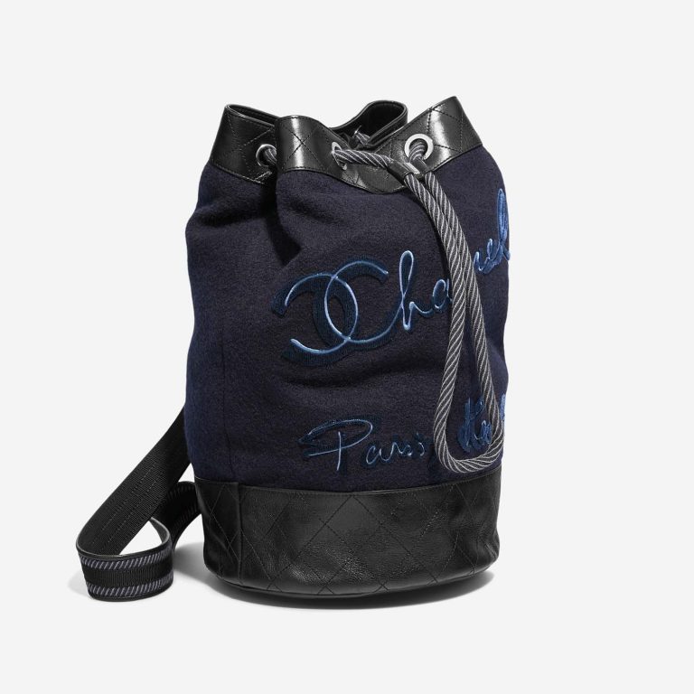 Chanel Rucksack Blau-Schwarz Side Front | Verkaufen Sie Ihre Designer-Tasche auf Saclab.com