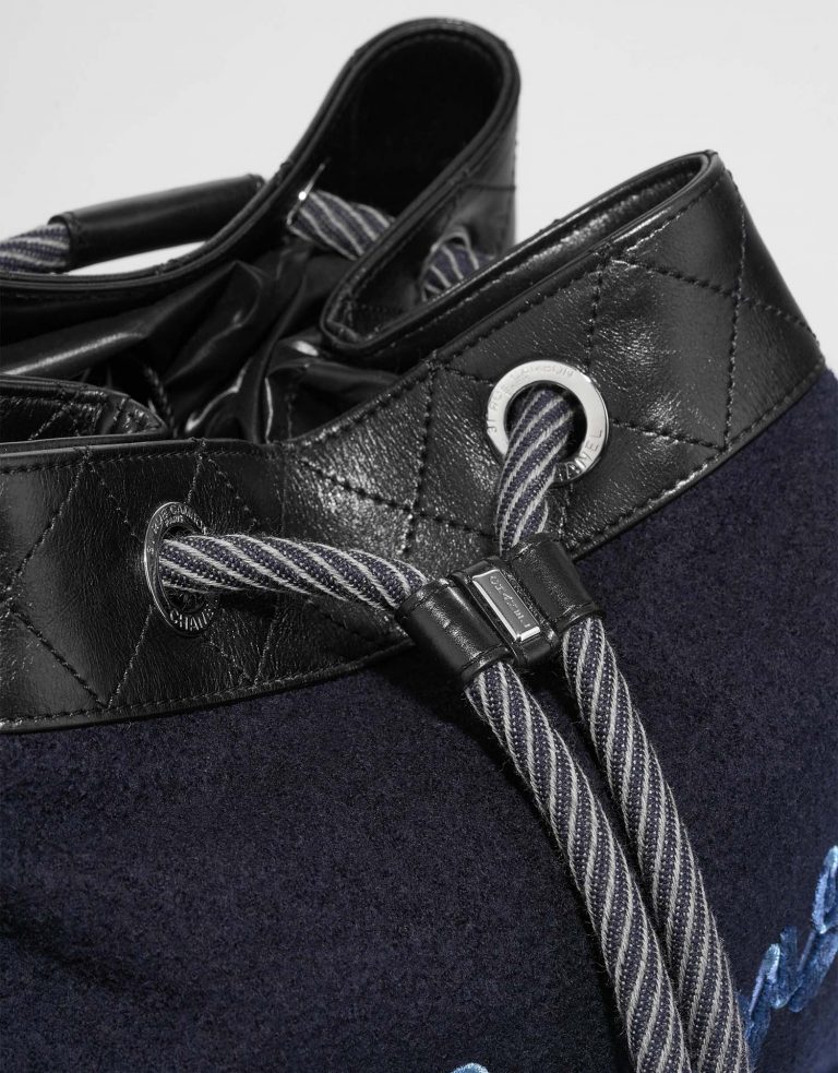 Chanel Rucksack Blau-Schwarz Verschluss-System | Verkaufen Sie Ihre Designer-Tasche auf Saclab.com