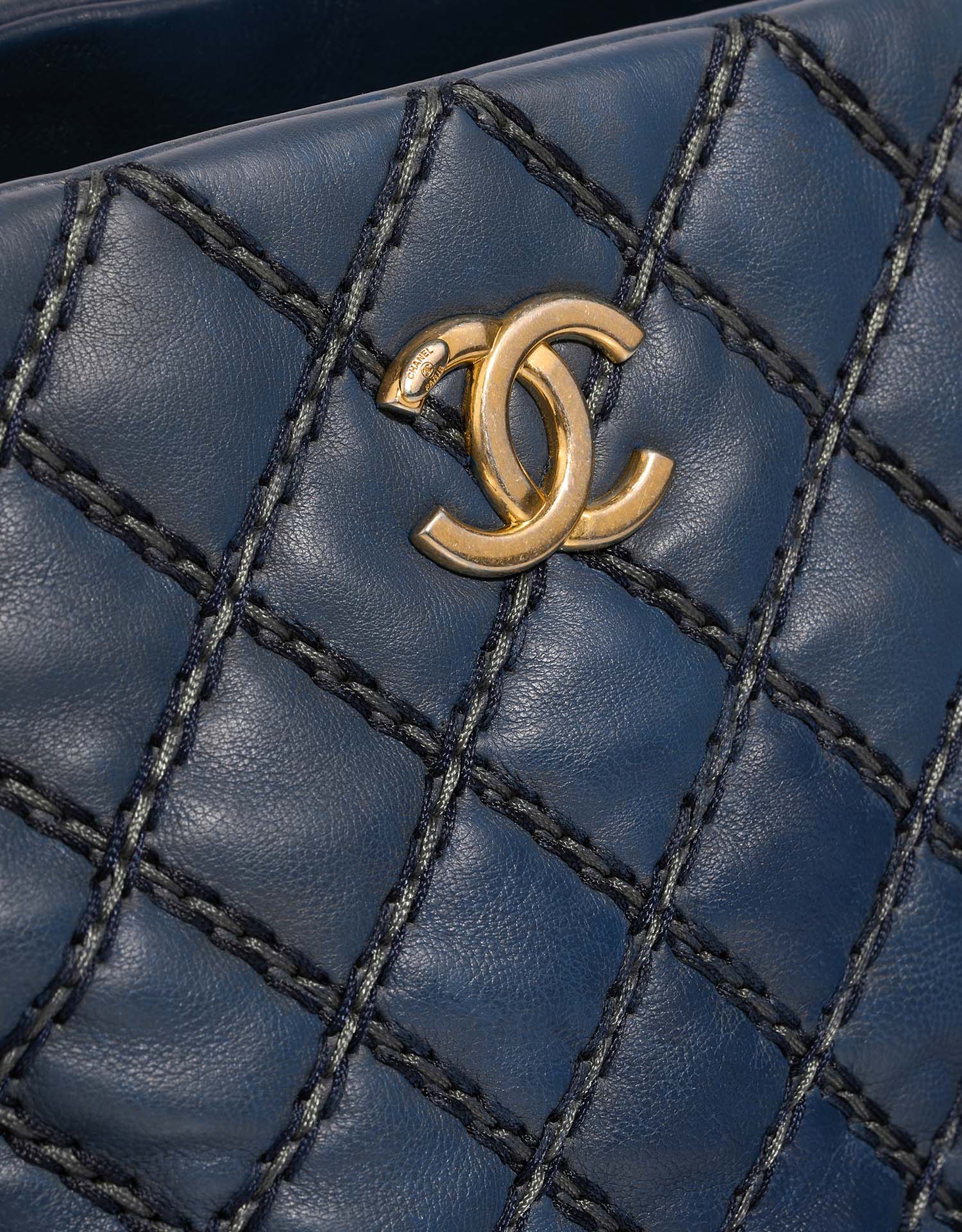 Chanel Shopping Tote Navy Closing System  | Sell your designer bag on Saclab.com