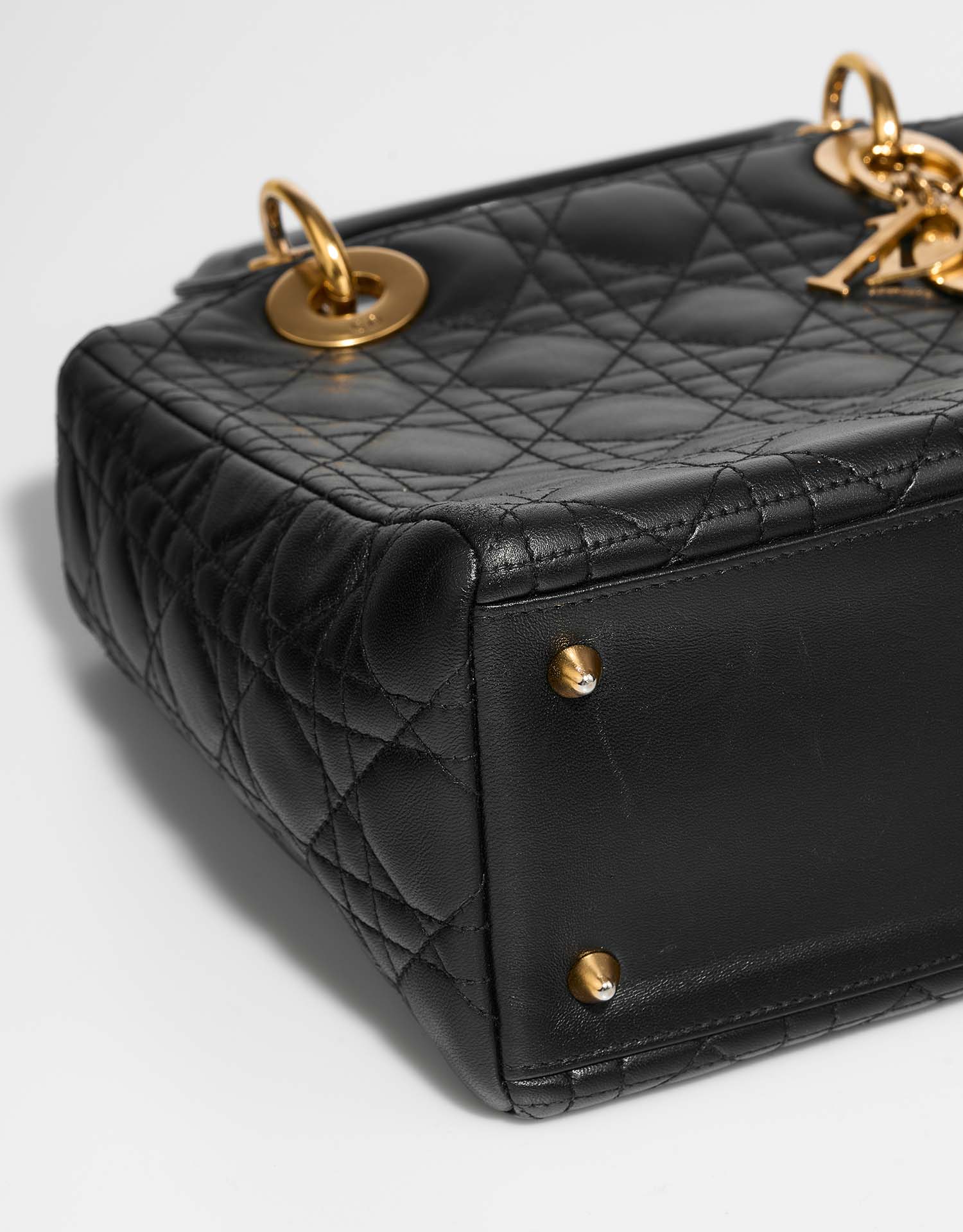 Dior Lady Medium Black signs of wear| Sell your designer bag on Saclab.com
