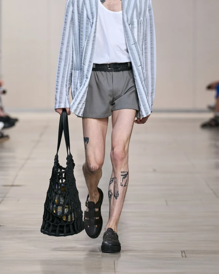 Hermès Menswear Häkeltasche, SS24. Bild: Launchmetrics Spotlight