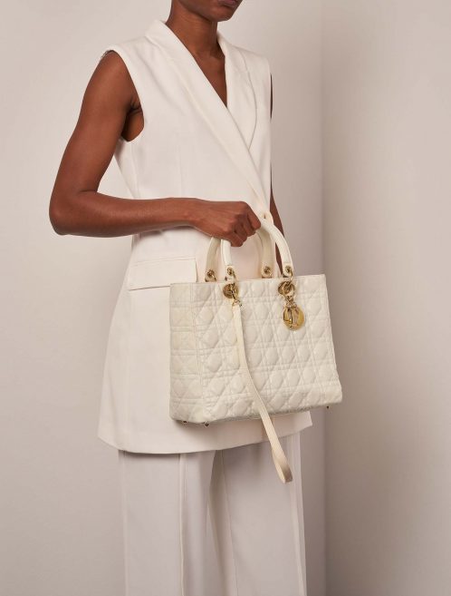 Dior Lady Large Weiß Größen Getragen | Verkaufen Sie Ihre Designer-Tasche auf Saclab.com