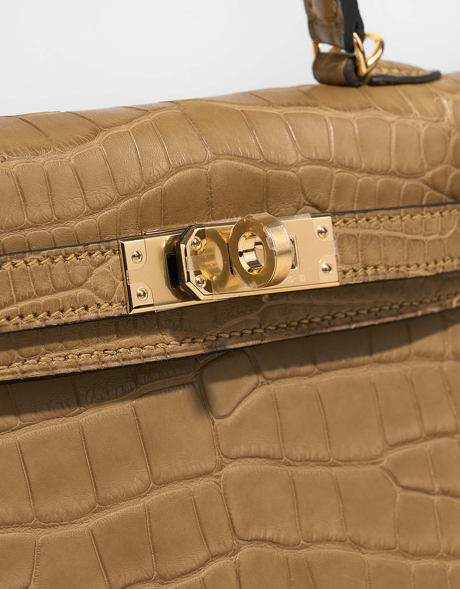 Pre-owned Hermès bag Kelly Mini Matte Alligator Kraft Brown Closing System | Sell your designer bag on Saclab.com