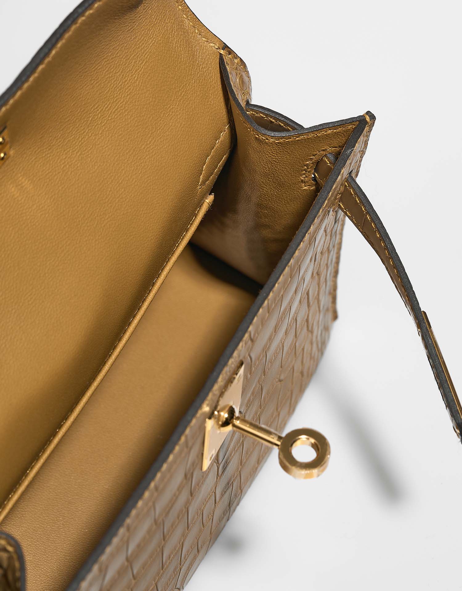 Pre-owned Hermès bag Kelly Mini Matte Alligator Kraft Brown Inside | Sell your designer bag on Saclab.com