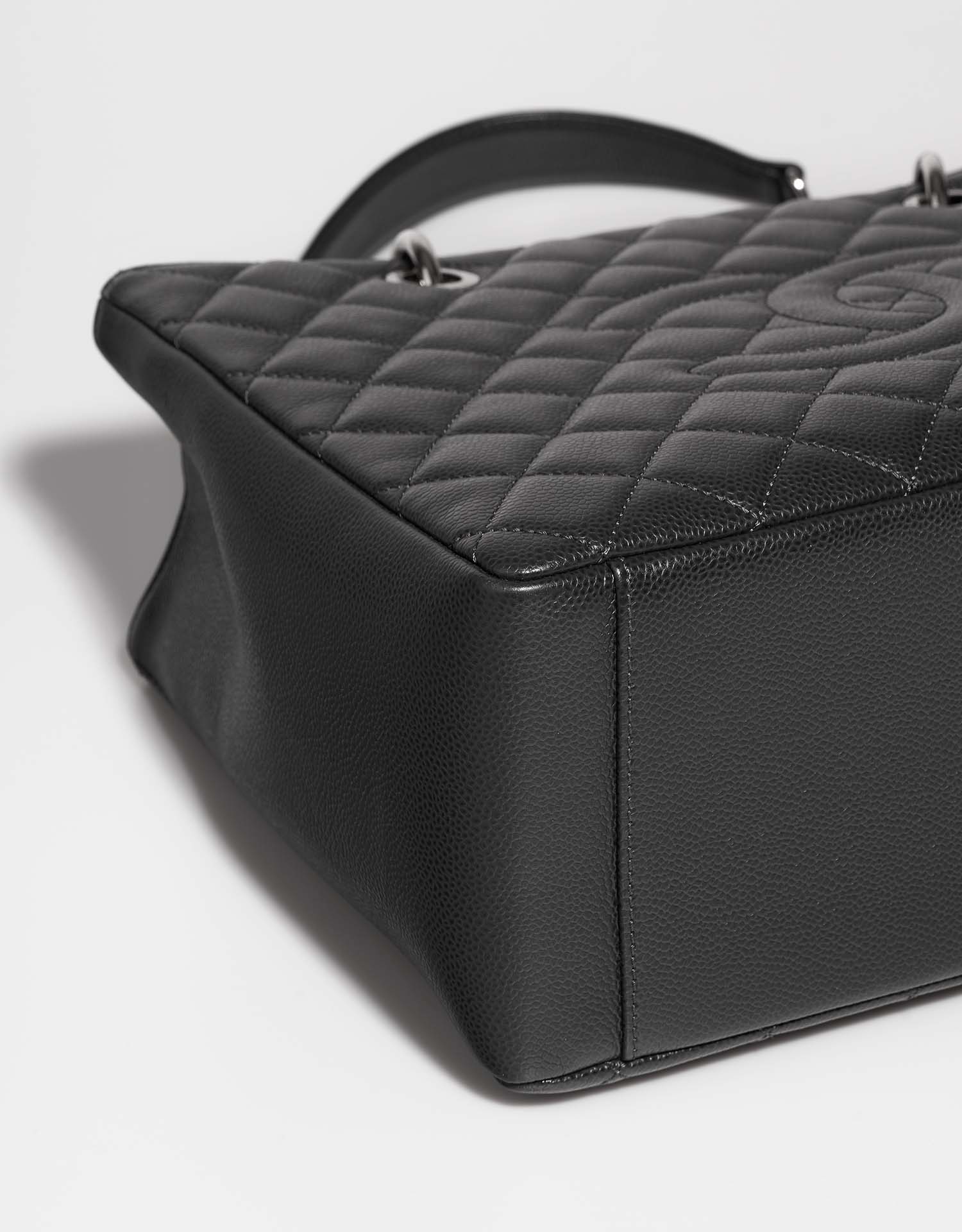 Chanel GST Charcoal signs of wear | Sell your designer bag on Saclab.com