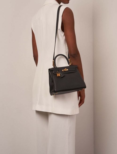 Hermès Kelly 25 Black Sizes Worn | Sell your designer bag on Saclab.com