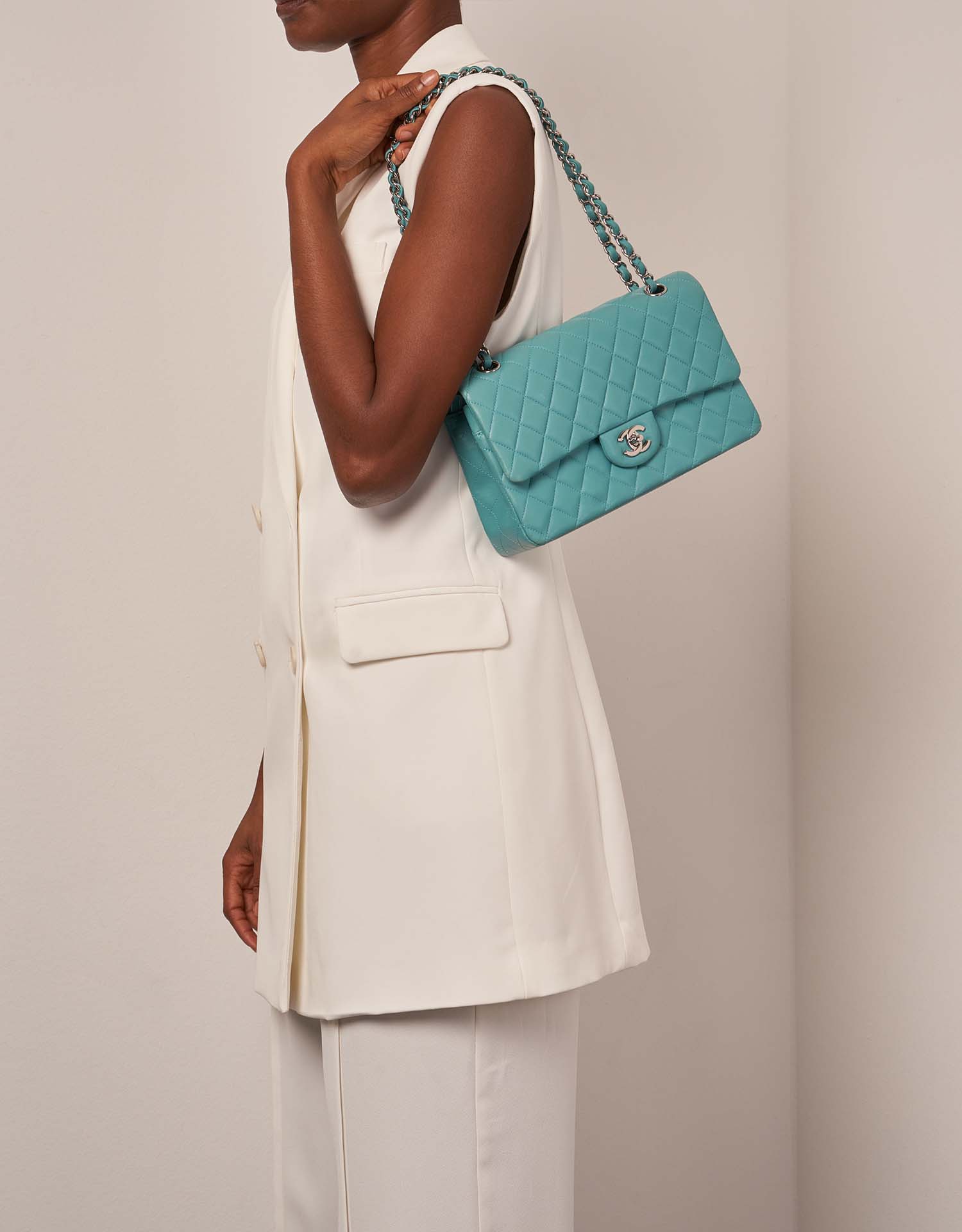 Chanel Timeless Medium Turquoise Sizes Worn | Sell your designer bag on Saclab.com