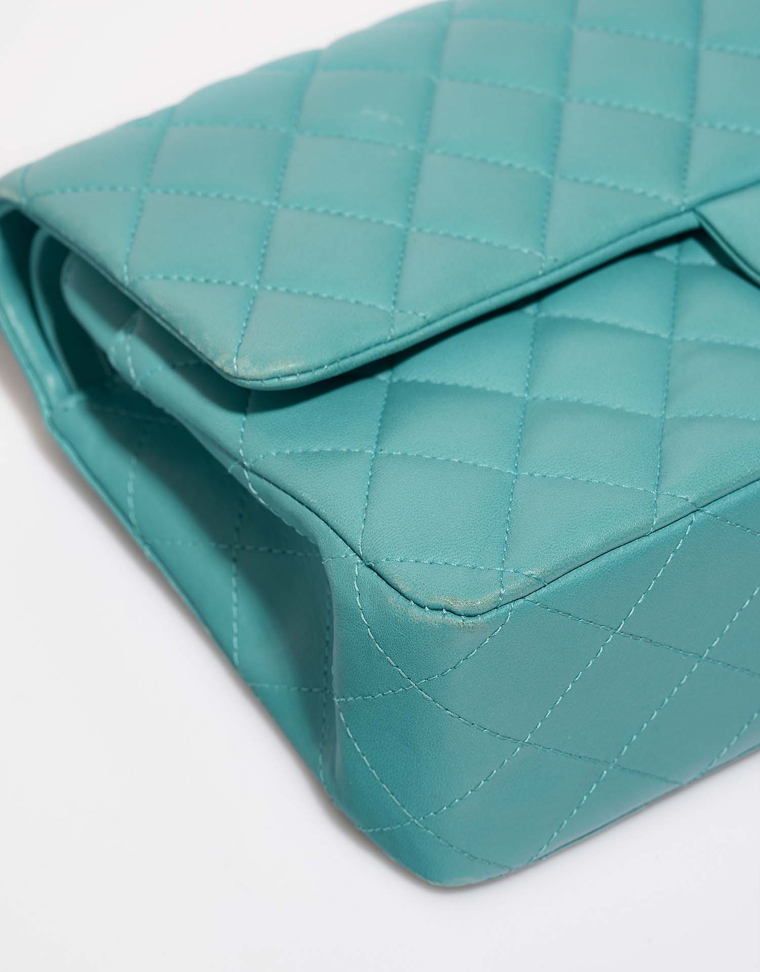 Chanel Timeless Medium Turquoise signs of wear| Sell your designer bag on Saclab.com