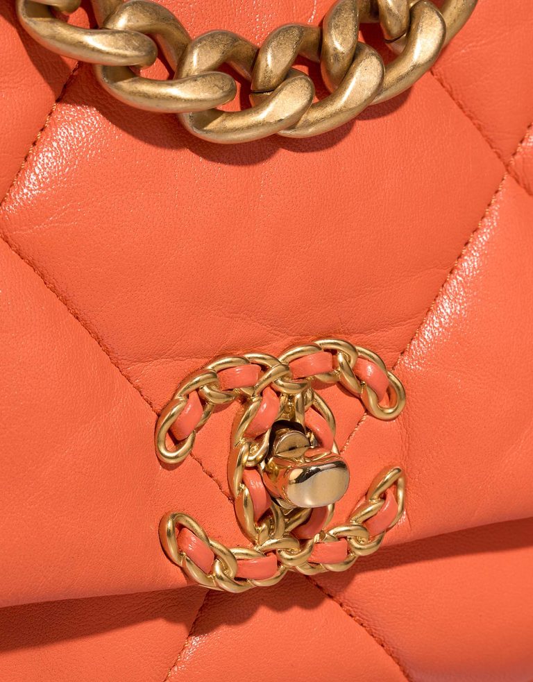 Chanel 19 FlapBag Orange Closing System  | Sell your designer bag on Saclab.com