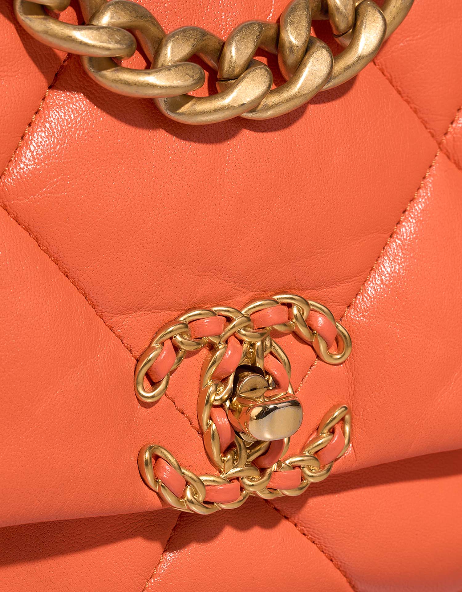 Chanel 19 FlapBag Orange Closing System  | Sell your designer bag on Saclab.com