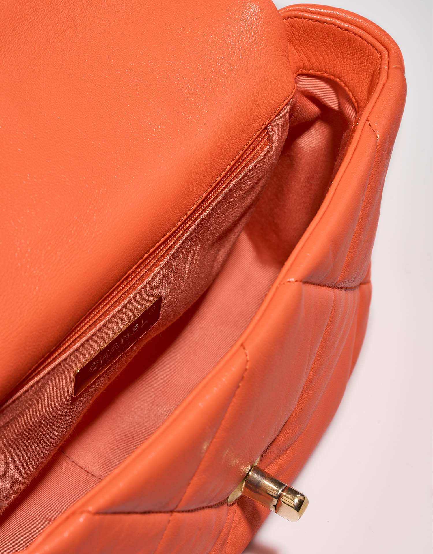 Chanel 19 FlapBag Orange Inside  | Sell your designer bag on Saclab.com
