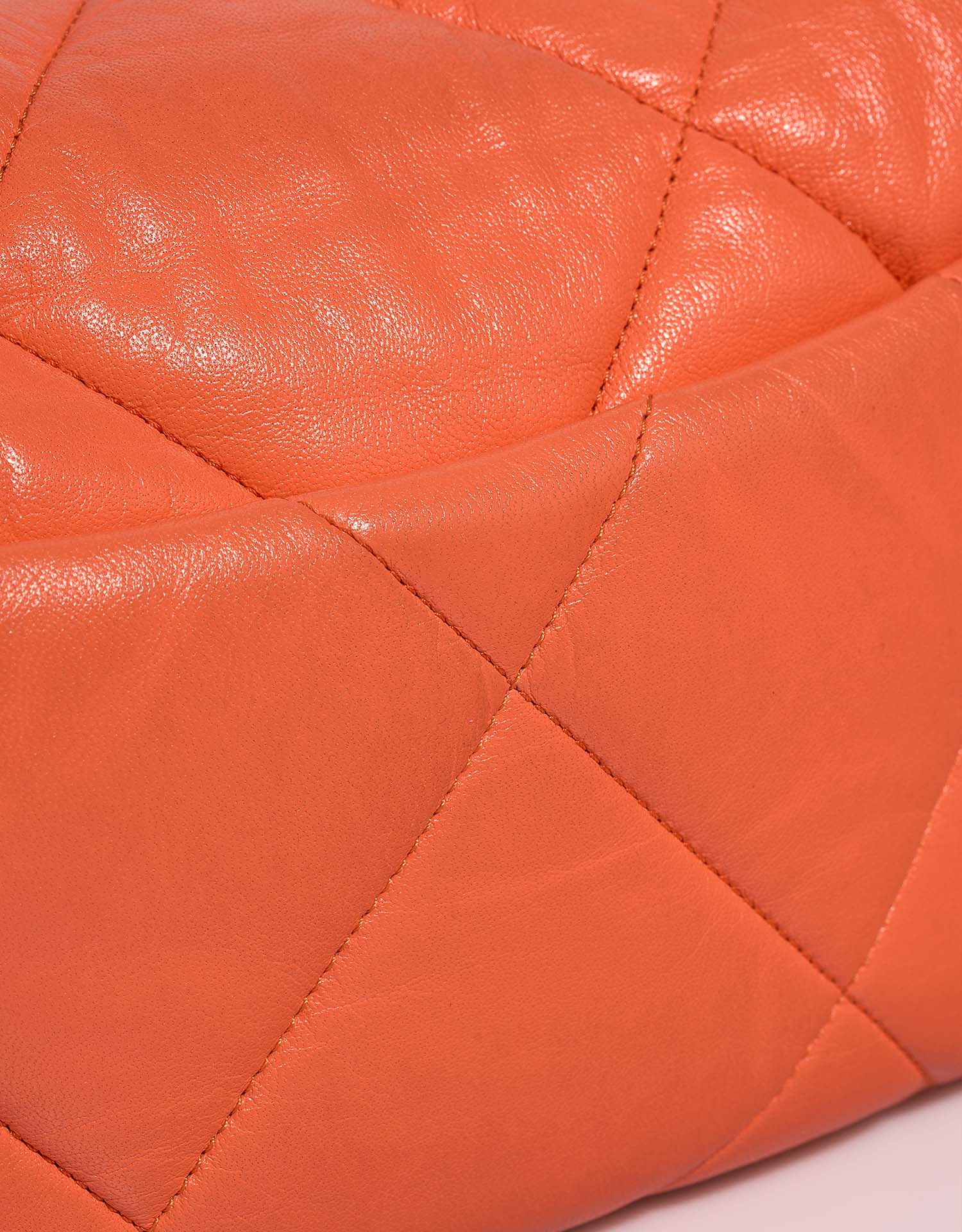 Chanel 19 FlapBag Orange signs of wear | Sell your designer bag on Saclab.com