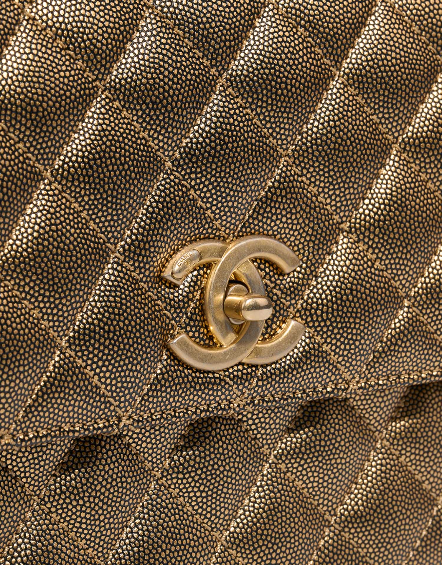 Chanel TimelessHandle Medium Gold-Black Closing System  | Sell your designer bag on Saclab.com