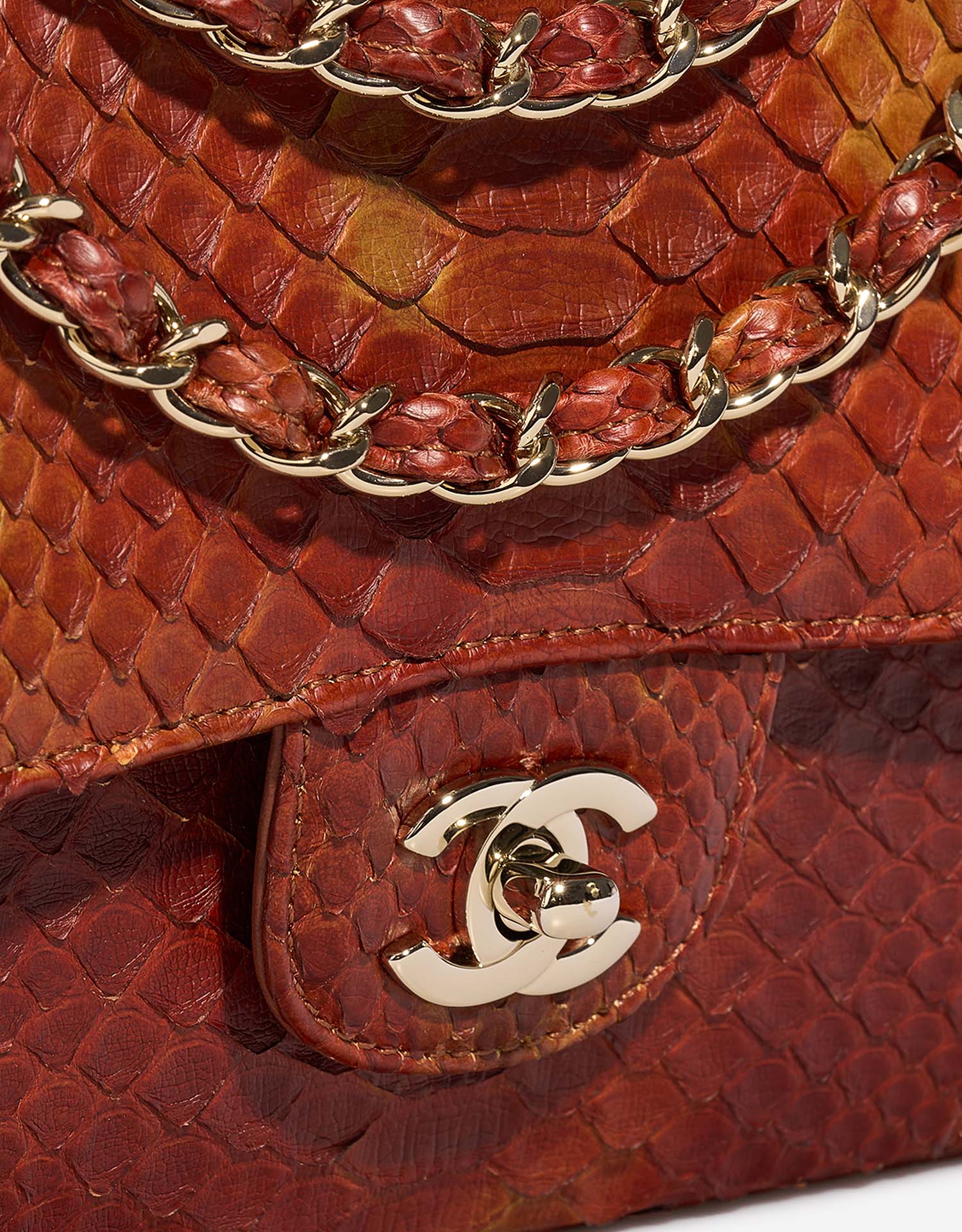 Chanel Timeless Medium Red-Orange Closing System  | Sell your designer bag on Saclab.com