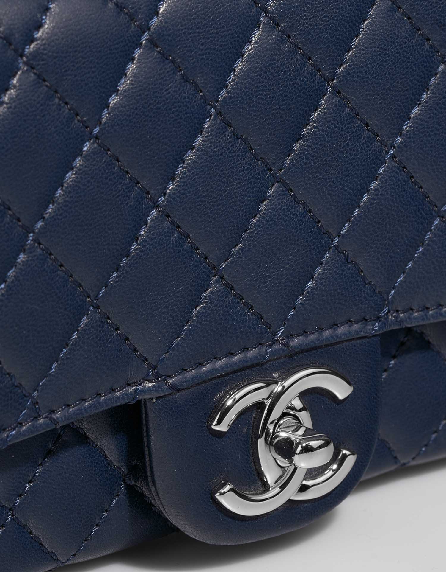 Chanel Timeless Medium DarkBlue Système de fermeture | Vendez votre sac de créateur sur Saclab.com