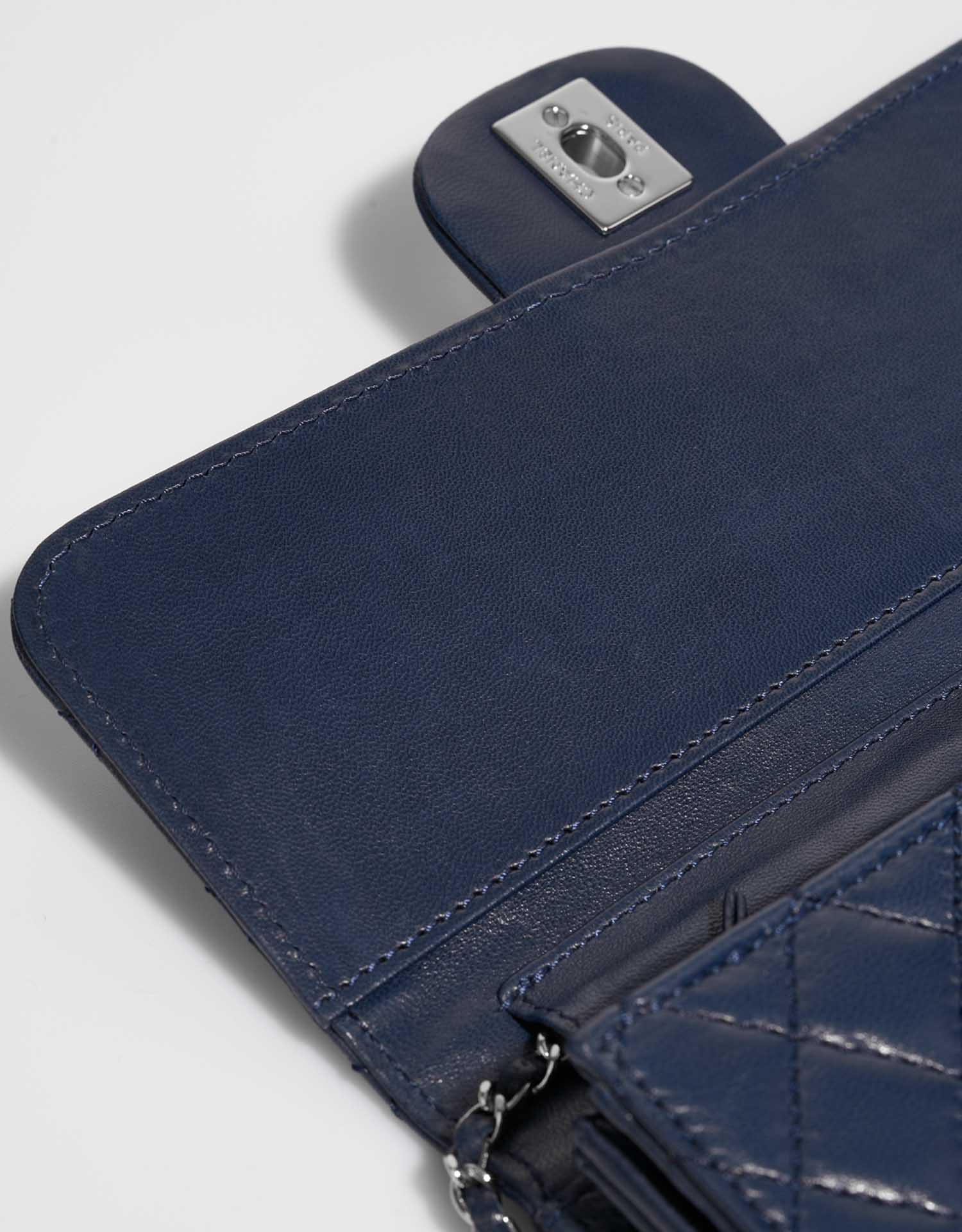 Chanel Timeless Medium DarkBlue signs of wear| Sell your designer bag on Saclab.com