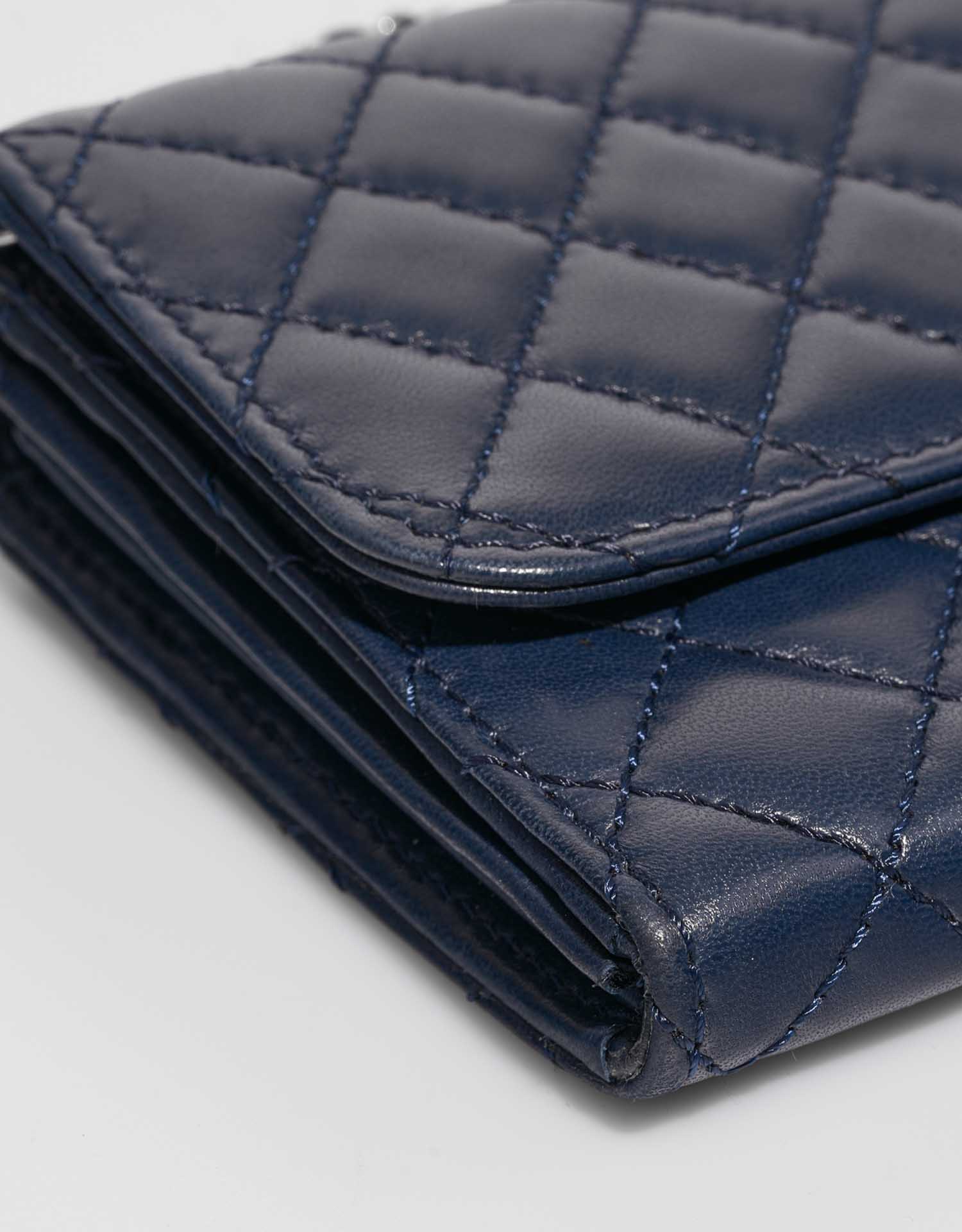 Chanel Timeless Medium DarkBlue signs of wear 3 | Sell your designer bag on Saclab.com