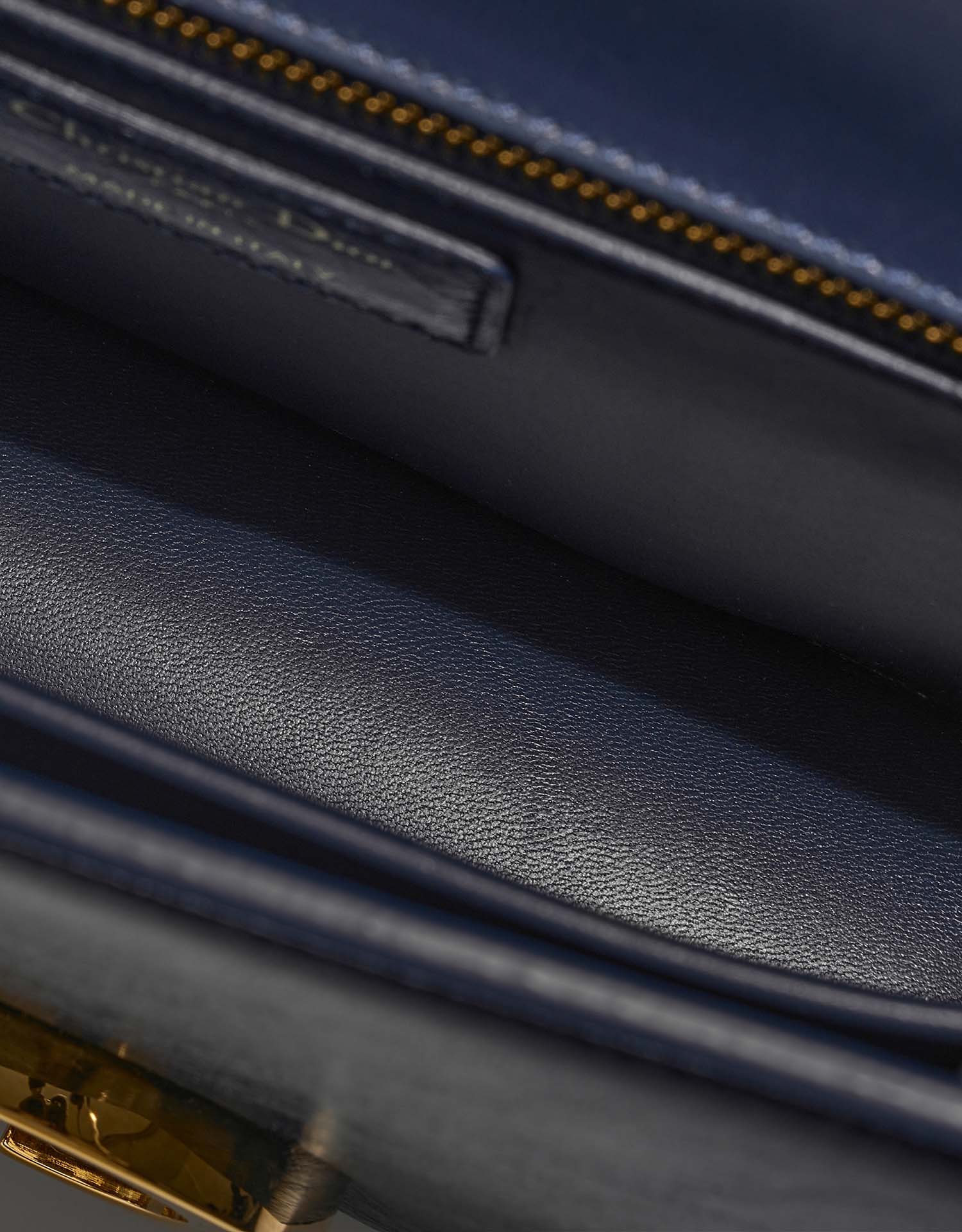 Dior 30Montaigne NavyBlaue Gebrauchsspuren | Verkaufen Sie Ihre Designer-Tasche auf Saclab.com