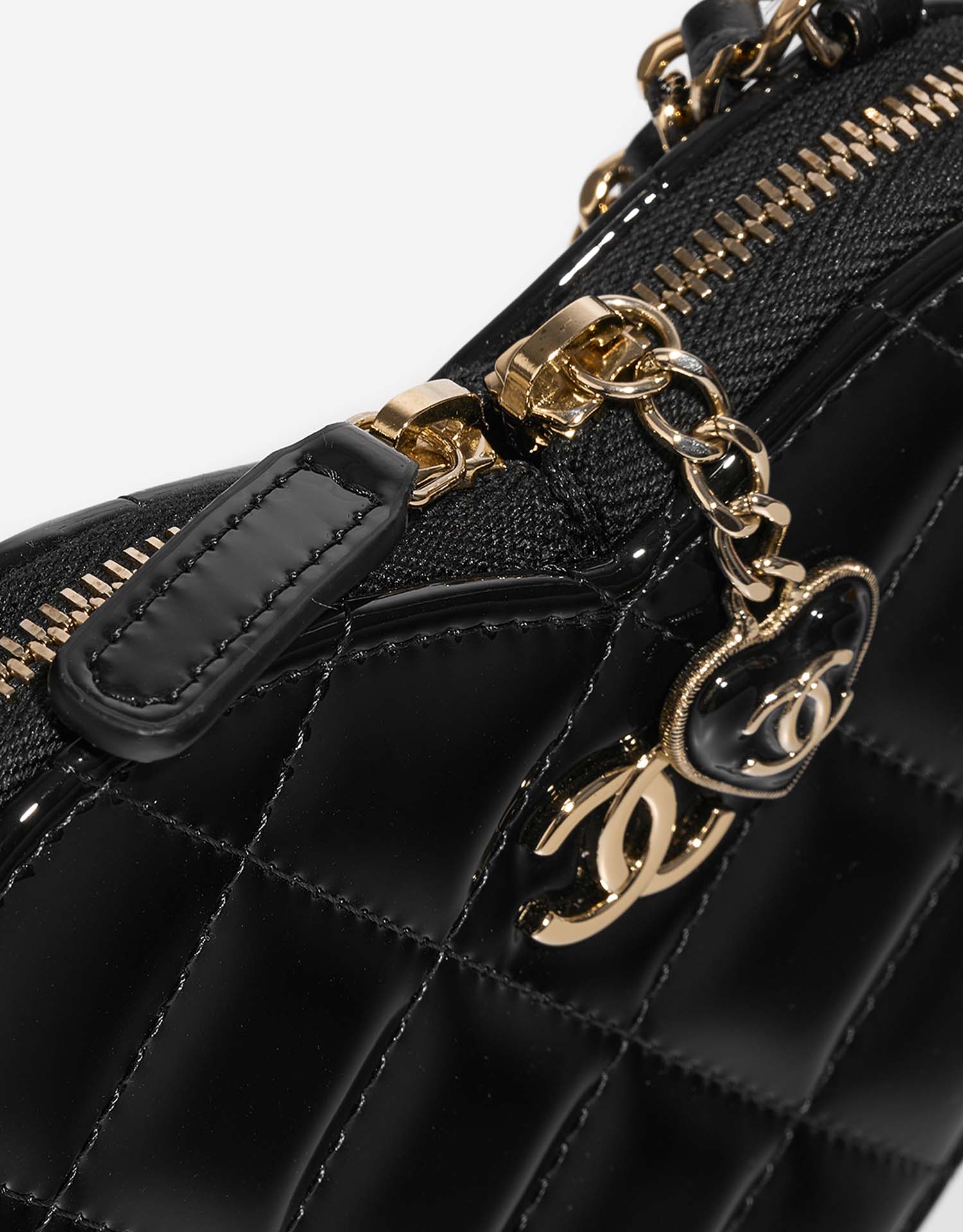 Chanel ClutchWithChain Black-White Closing System  | Sell your designer bag on Saclab.com