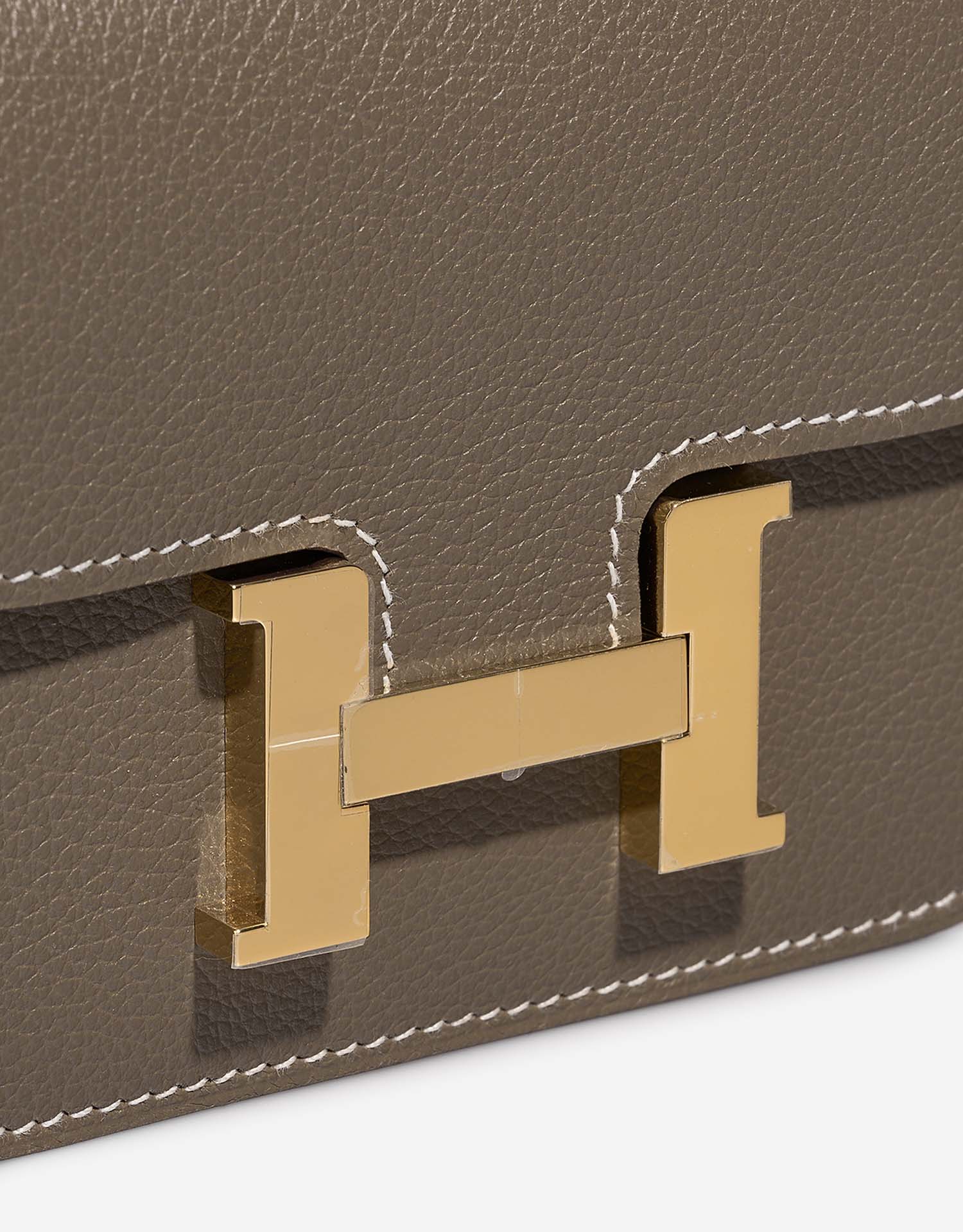 Hermès ConstanceSlimWallet Etoupe Closing System  | Sell your designer bag on Saclab.com