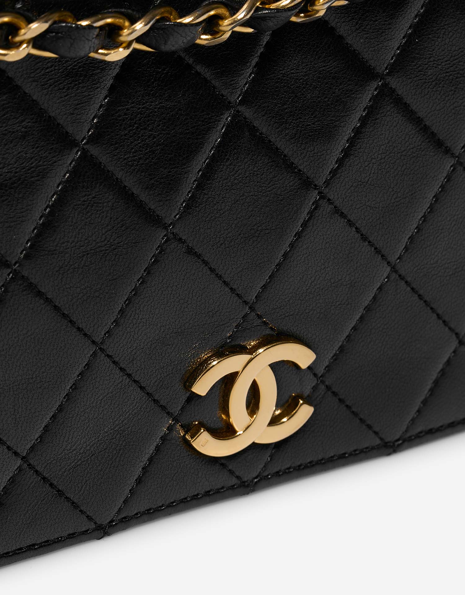 Chanel Timeless Medium Black  Closing System  | Sell your designer bag on Saclab.com
