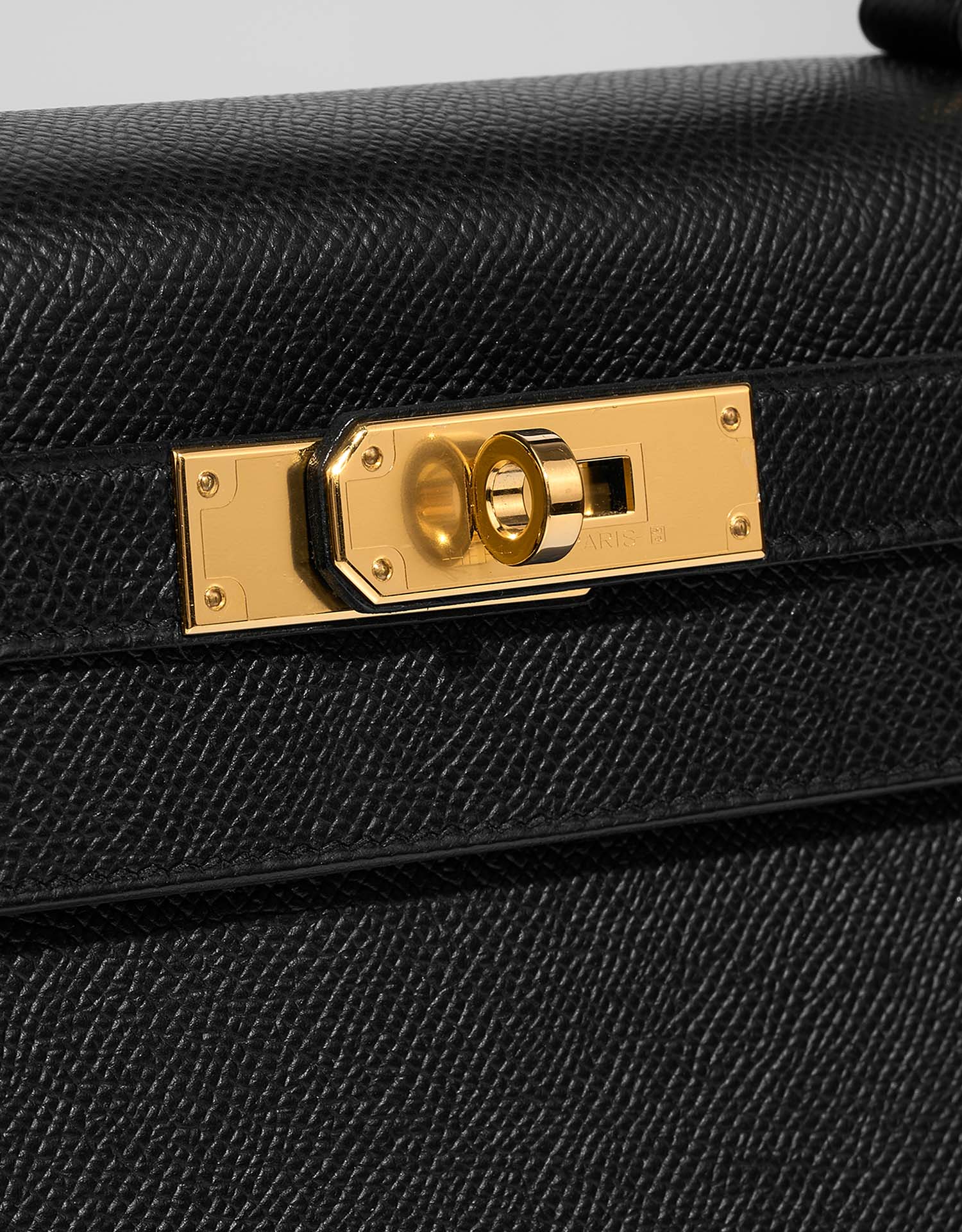 Hermès Kelly 28 Black Closing System  | Sell your designer bag on Saclab.com