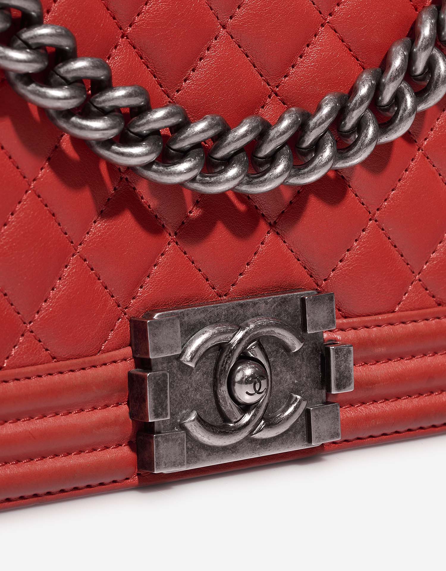 Chanel Boy OldMedium Red Closing System  | Sell your designer bag on Saclab.com